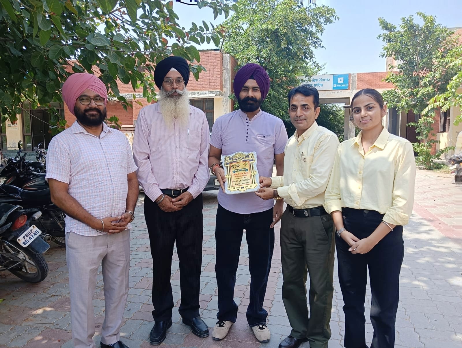 ਜ਼ਿਲਾ ਚੋਣ ਅਫਸਰ ਨੇ100 ਫ਼ੀਸਦੀ ਗਣਨਾ ਫਾਰਮ ਡਿਜੀਟਾਈਜ਼ ਕਰਨ ਵਾਲੇ ਬੀ. ਐੱਲ. ਓ. ਦਾ ਕੀਤਾ ਸਨਮਾਨ ਬੀ ਐਲ ਓ ਉਂਕਾਰ ਸਿੰਘ,ਅਸੈਂਬਲੀ ਹਲਕਾ ਖਡੂਰ ਸਾਹਿਬ ਦਾ ਮਾਣ –ਡਾ. ਯਾਦਵਿੰਦਰ ਸਿੰਘ