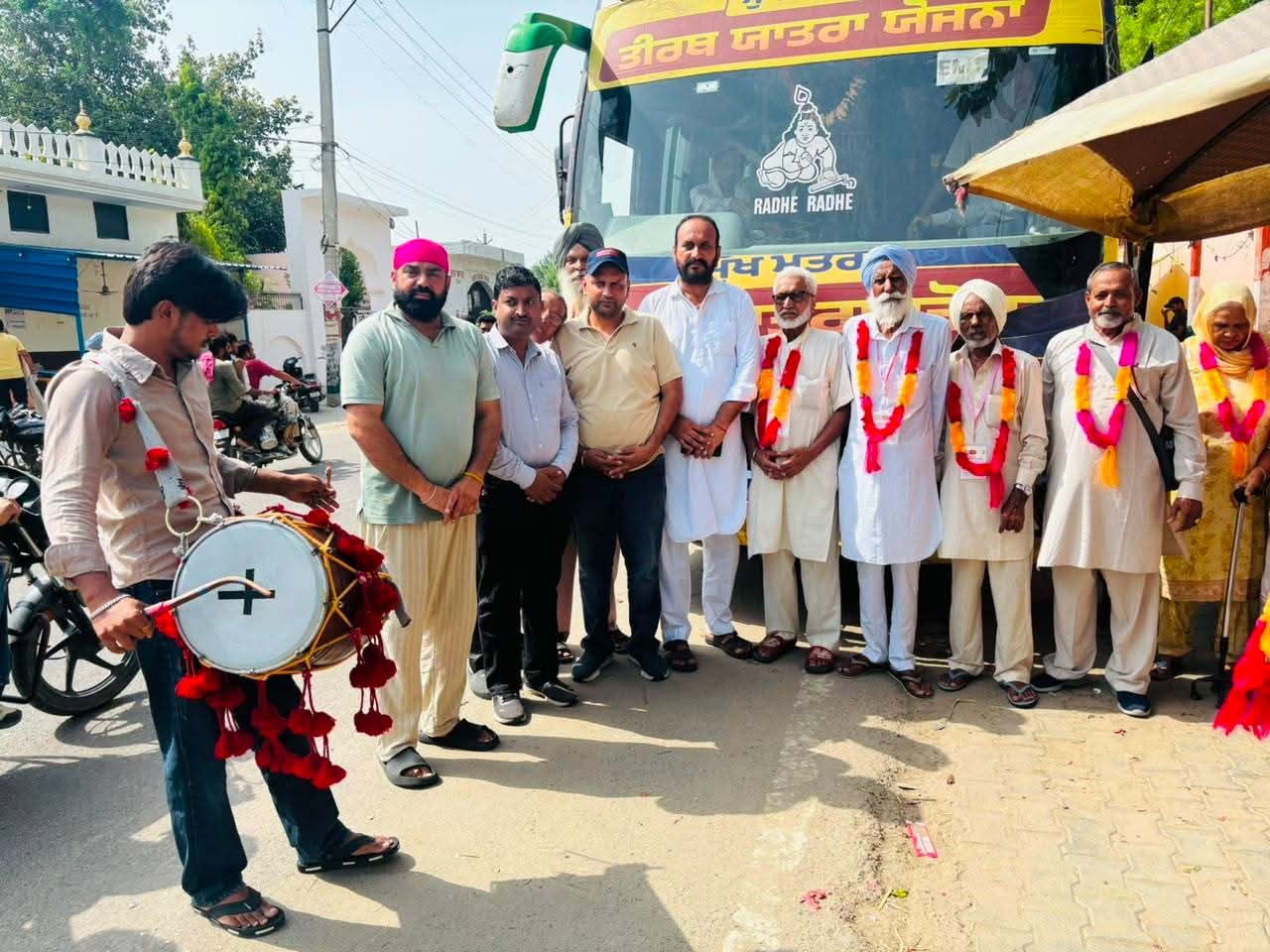 ਨਗਰ ਕੌਂਸਲ ਦੇ ਪ੍ਰਧਾਨ ਨੇ 3 ਬੱਸਾਂ ਸੀ੍ ਅਮ੍ਰਿਤਸਰ ਸਾਹਿਬ ਨੂੰ ਕੀਤੀਆਂ ਰਵਾਨਾ।