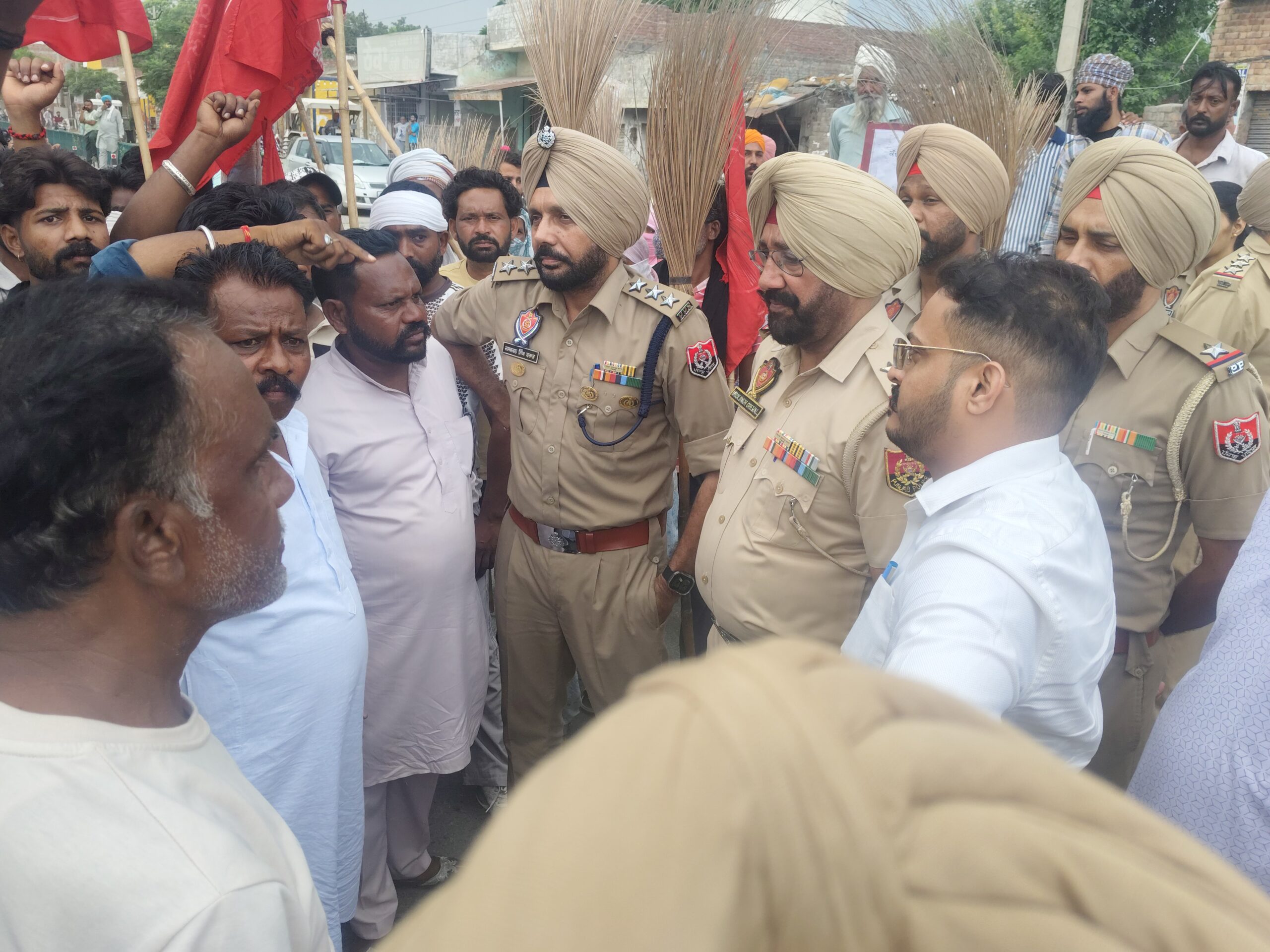 ਪ੍ਰਾਈਵੇਟ ਸਫਾਈ ਨੂੰ ਲੈ ਕੇ ਸਫਾਈ ਸੇਵਕ ਤੇ ਪ੍ਰਸ਼ਾਸਨ ਹੋਇਆ ਆਹਮੋ ਸਾਹਮਣੇ, ਕੂੜੇ ਨੂੰ ਲੈ ਕੇ ਮਾਮਲਾ ਭਖਿਆ               