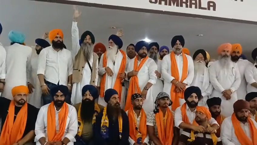 ਬਲਵਿੰਦਰ ਸਿੰਘ ਦਰਜਨਾਂ ਸਾਥੀਆਂ ਸਮੇਤ ‘ਵਾਰਸ ਪੰਜਾਬ ਦੇ’ ਵਿੱਚ ਹੋਏ ਸ਼ਾਮਲ; ਮਹਾਰਾਜਾ ਪੈਲਸ ਵਿਖੇ ਹਜ਼ਾਰਾਂ ਨੌਜਵਾਨਾਂ ਦੇ ਇਕੱਠ ‘ਚ ਪਹੁੰਚੀਆਂ ਪ੍ਰਮੁੱਖ ਪੰਥਕ ਸ਼ਖਸੀਅਤਾਂ