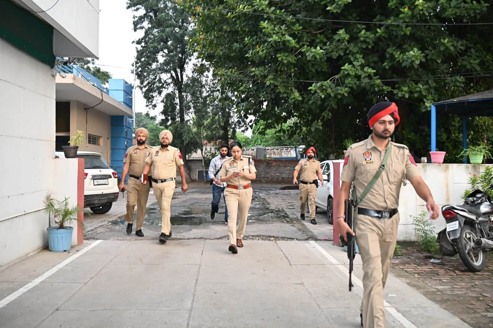 ਐੱਸਐੱਸਪੀ ਡਾ. ਦਰਪਣ ਆਹਲੂਵਾਲੀਆ ਵੱਲੋਂ ਸਮਰਾਲਾ ਤੇ ਖੰਨਾ ਦੇ ਪੁਲਿਸ ਥਾਣਿਆਂ ਦਾ ਅਚਨਚੇਤ ਨਿਰੀਖਣ   ਹਾਜ਼ਰੀ, ਰਿਕਾਰਡ, ਸੁਰੱਖਿਆ ਪ੍ਰਬੰਧਾਂ ਅਤੇ ਐਮਰਜੈਂਸੀ ਤਿਆਰੀਆਂ ਦੀ ਕੀਤੀ ਸਮੀਖਿਆ, ਲੋਕ-ਕੇਂਦਰਿਤ ਪੁਲਿਸਿੰਗ ‘ਤੇ ਦਿੱਤਾ ਜ਼ੋਰ
