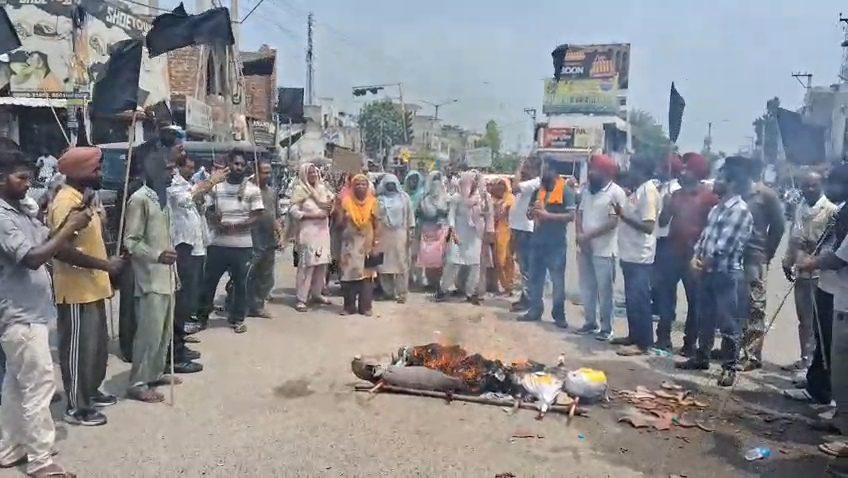 ਘੱਟ ਤਨਖ਼ਾਹ ਅਤੇ ਪੱਕੀ ਨੌਕਰੀ ਦੀ ਮੰਗ ਨੂੰ ਲੈ ਕੇ ਸਫਾਈ ਕਰਮਚਾਰੀਆਂ ਦਾ ਰੋਸ ਪ੍ਰਦਰਸ਼ਨ   ਮੁੱਖ ਮੰਤਰੀ ਦਾ ਪੁਤਲਾ ਫੂਕ ਜਮ ਕੇ ਕੀਤੀ ਨਾਰੇਬਾਜੀ