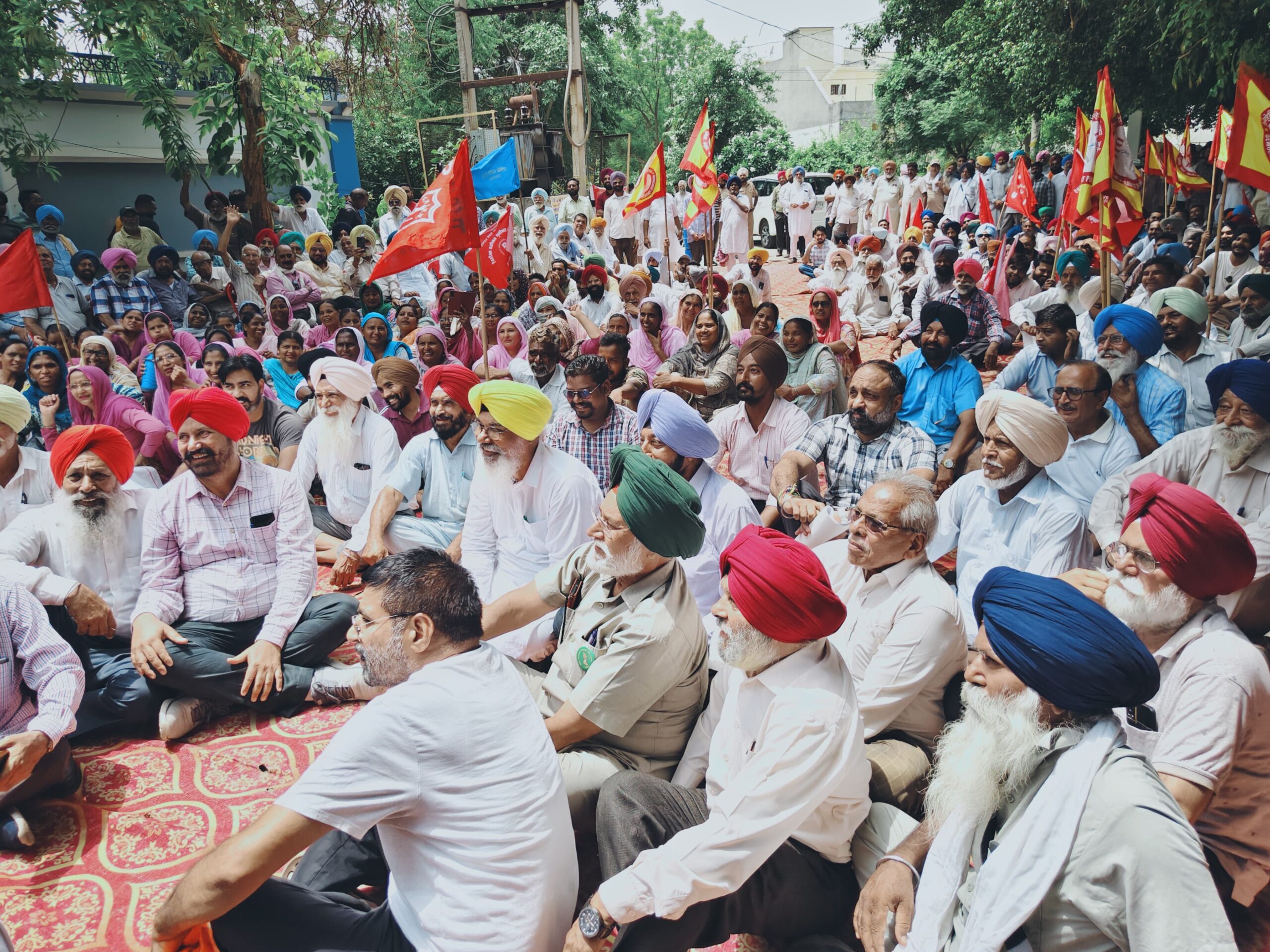 ਪੰਜਾਬ ਸਰਕਾਰ ਵੱਲੋਂ ਮਾਨਯੋਗ ਅਦਾਲਤ ਵਿੱਚ ਪੇਸ਼ ਕੀਤੀ ਮੁਲਾਜ਼ਮ ਵਿਰੋਧੀ ਰਿਪੋਰਟ ਤੇ ਹਸਤਾਖਰ ਕਰਨ ਵਾਲੇ ਕੈਬਨਿਟ ਮੰਤਰੀ ਡਾਕਟਰ ਬਲਜੀਤ ਕੌਰ ਦੀ ਫਰੀਦਕੋਟ ਵਿਖੇ ਕੋਠੀ ਦਾ ਮੁਲਾਜ਼ਮਾਂ ਅਤੇ ਪੈਨਸ਼ਨਰਾਂ ਨੇ ਕੀਤਾ ਘਿਰਾਓ