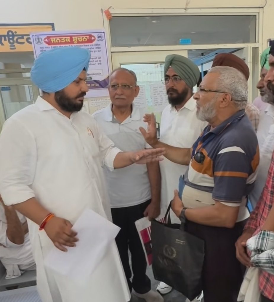 ਆਪ ਵਰਕਰ ਸੁਖਰਾਜ ਗੋਰੇ ਦੇ ‘ਭਲਵਾਨੀ ਗੇੜੇ’ ਬੇਕਾਰ, ਆਰ.ਟੀ.ਓ. ਤੇ ਬਿਜਲੀ ਬੋਰਡ ਦਾ ਅਮਲਾ ਨਾ ਹੋਇਆ ਟੱਸ ਤੋਂ ਮੱਸ ਅਜੇ ਤਾਂ ਵਿਧਾਇਕੀ ਦੇ ਦੇਖ ਰਹੇ ਨੇ ਸੁਪਨੇ, ਹੁਣੇ ਤੋਂ ਹੀ ਅਫ਼ਸਰਸ਼ਾਹੀ ਨੇ ਦਿਖਾਇਆ ਅੰਗੂਠਾ।