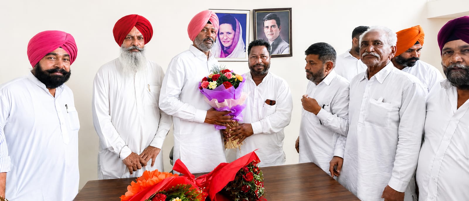 ਸੁਖਵਿੰਦਰ ਸਿੰਘ ਡੈਨੀ ਨੂੰ ਕਾਰਜਕਾਰੀ ਪ੍ਰਧਾਨ ਬਣਨ ‘ਤੇ ਕੀਤਾ ਸਨਮਾਨਿਤ