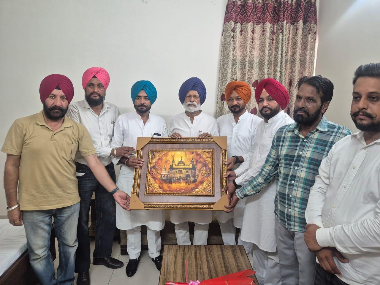ਡਾ.ਅਮਰ ਸਿੰਘ ਨੂੰ ਕਾਂਗਰਸ ਦੇ ਮੈਨੀਫੈਸਟੋ ਕਮੇਟੀ ਦਾ ਚੇਅਰਮੈਨ ਬਣਨ ‘ਤੇ ਕੀਤਾ ਸਨਮਾਨਿਤ
