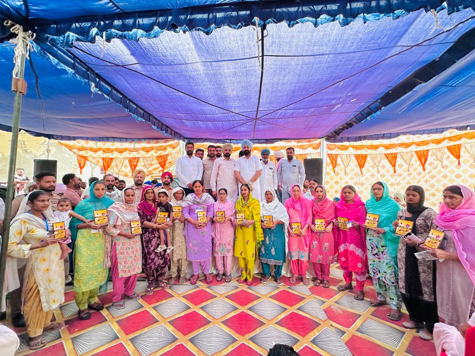 ਮਾਵਾਂ-ਧੀਆਂ ਸਤਿਕਾਰ ਯੋਜਨਾ’ ਤਹਿਤ ਘਰ-ਘਰ ਜਾ ਕੇ ਫਾਰਮ ਭਰਨ ਵਾਲੀਆਂ ਮਹਿਲਾ ਸਖੀਆਂ ਦਾ ਕੀਤਾ ਗਿਆ ਸਨਮਾਨ