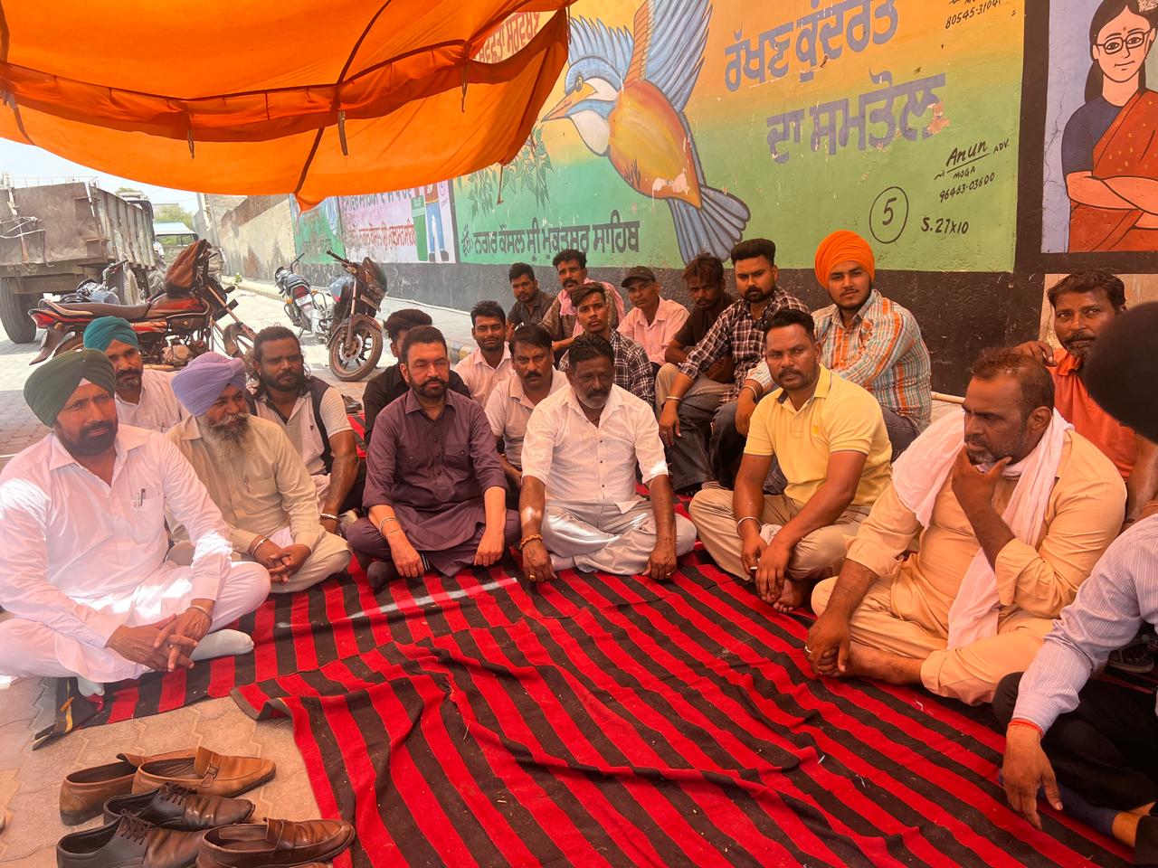 ਸਫਾਈ ਕਰਮਚਾਰੀਆਂ ਦੀ ਹੜਤਾਲ ਜਾਰੀ, ਅਕਾਲੀ ਆਗੂ ਹਨੀ ਫੱਤਣਵਾਲਾ ਨੇ ਦਿੱਤਾ ਸਮਰਥਨ