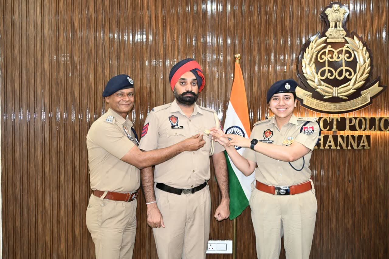 ਐੱਸ.ਐੱਸ.ਪੀ ਡਾ. ਦਰਪਣ ਆਹਲੂਵਾਲੀਆ ਵੱਲੋਂ ਹੌਲਦਾਰ ਹਰਪ੍ਰੀਤ ਸਿੰਘ ਨੂੰ ਡੀ.ਜੀ.ਪੀ ਕਮੈਂਡੇਸ਼ਨ ਡਿਸਕ ਨਾਲ ਸਨਮਾਨਿਤ ਸ਼ਾਨਦਾਰ ਸੇਵਾਵਾਂ, ਇਮਾਨਦਾਰ ਕਾਰਗੁਜ਼ਾਰੀ ਅਤੇ ਸਮਰਪਣ ਲਈ ਮਿਲਿਆ ਮਾਣ • ਐੱਸ.ਐੱਸ.ਪੀ ਨੇ ਕਿਹਾ— ਅਜਿਹੇ ਮੁਲਾਜ਼ਮ ਪੁਲਿਸ ਵਿਭਾਗ ਦੀ ਅਸਲੀ ਤਾਕਤ