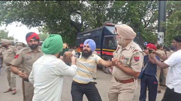 ਖੰਨਾ ‘ਚ ਮਨਰੇਗਾ ਵਰਕਰਾਂ ਦੇ ਧਰਨੇ ‘ਤੇ ਪੁਲਿਸ ਦੀ ਕਾਰਵਾਈ, ਕਈ ਹਿਰਾਸਤ ‘ਚ ਬਕਾਇਆ ਮਜ਼ਦੂਰੀਆਂ ਤੇ ਹੋਰ ਮੰਗਾਂ ਨੂੰ ਲੈ ਕੇ ਸੜਕ ਜਾਮ, ਧਾਰਾ 144 ਦਾ ਹਵਾਲਾ ਦੇ ਪੁਲਿਸ ਨੇ ਧਰਨਾ ਖ਼ਤਮ ਕਰਵਾਇਆ