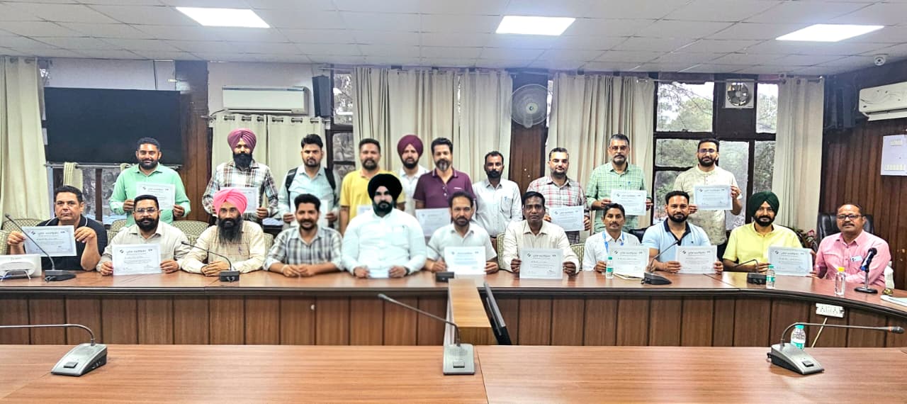 ਐਸ ਆਈ ਆਰ ਐਨਿਊਮਰੇਸ਼ਨ ਫਾਰਮਾਂ ਦੀ ਡਿਜੀਟਾਈਜੇਸ਼ਨ ਦਾ ਕੰਮ ਮੁਕੰਮਲ ਕਰਨ ਨੂੰ ਵਾਲੇ ਬੀਐੱਲਓਜ਼ ਨੂੰ ਕੀਤਾ ਗਿਆ ਸਨਮਾਨਿਤ