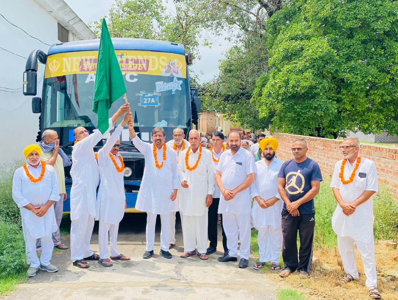 ਸੀਨੀਅਰ ਆਪ ਆਗੂ ਅਸ਼ੋਕ ਕਟਾਰੀਆ ਨੇ ਪਿੰਡ ਬੇਹਰੜੀ ਤੋਂ ਧਾਰਮਿਕ ਯਾਤਰਾ ਲਈ ਬੱਸ ਨੂੰ ਹਰੀ ਝੰਡੀ ਦੇ ਕੇ ਕੀਤਾ ਰਵਾਨਾ