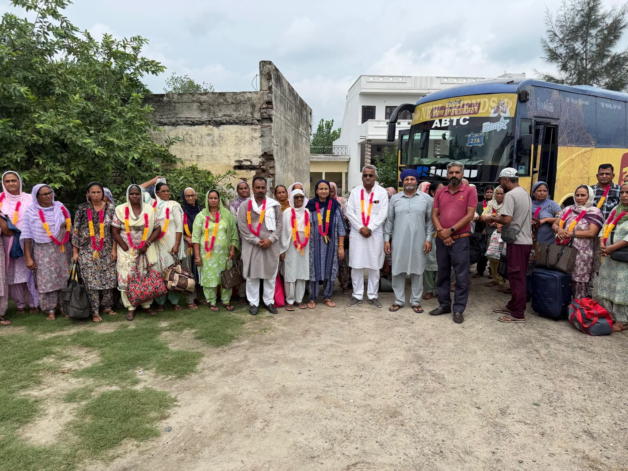 ਪਿੰਡ ਟੌਂਸਾ ਤੋਂ ਮੁੱਖ ਮੰਤਰੀ ਤੀਰਥ ਯਾਤਰਾ ਸਕੀਮ ਤਹਿਤ ਬਜ਼ੁਰਗਾਂ ਦੀ ਬੱਸ ਰਵਾਨਾ; ਸਮਾਜ ਸੇਵੀ ਮਦਨ ਲਾਲ ਮੀਲੂ ਟੌਂਸਾ ਨੇ ਪੰਜਾਬ ਸਰਕਾਰ ਦਾ ਕੀਤਾ ਧੰਨਵਾਦ – ਧਾਰਮਿਕ ਸੇਵਾਦਾਰਾਂ ਲਈ ਉਮਰ ਦੀ ਸ਼ਰਤ ਵਿੱਚ ਵਿਸ਼ੇਸ਼ ਛੋਟ ਦਿੱਤੀ ਜਾਵੇ : ਮਦਨ ਲਾਲ