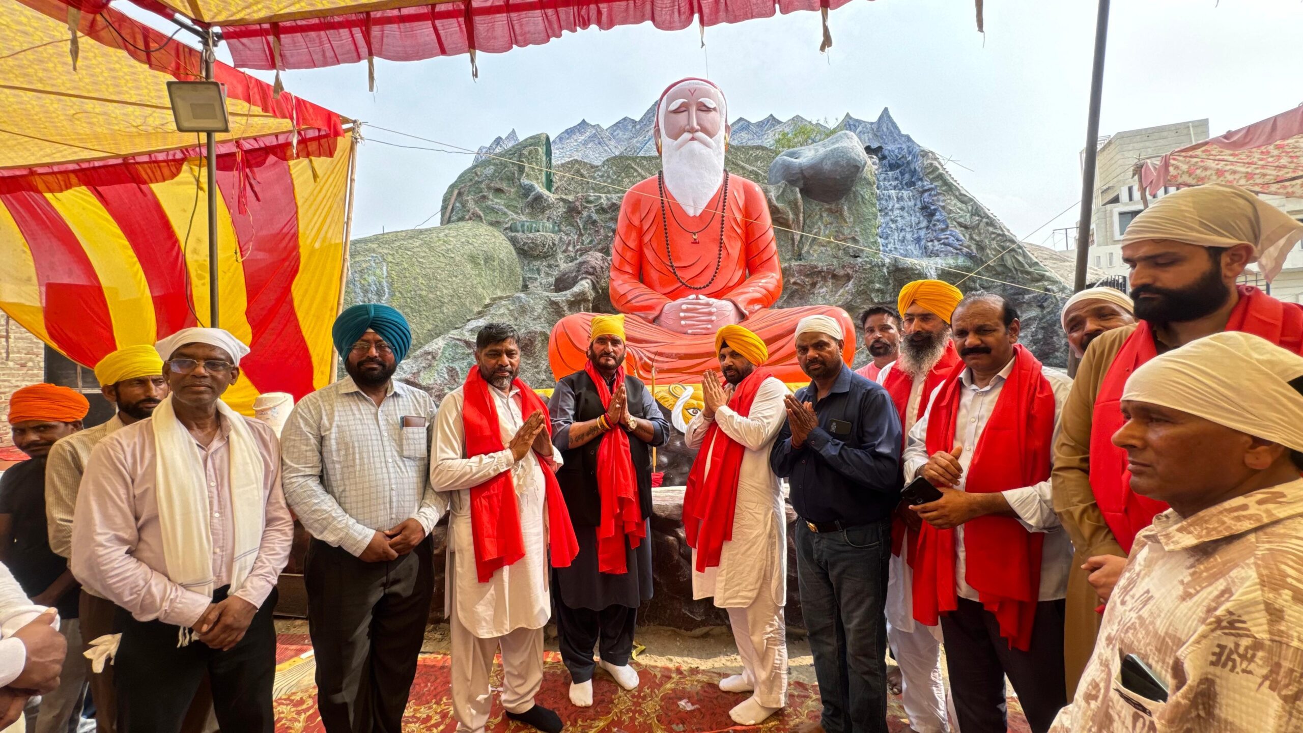 ਸਤਿਗੁਰੂ ਗਿਆਨ ਨਾਥ ਮਹਾਰਾਜ ਜੀ ਦਾ ਪ੍ਰਕਾਸ਼ ਦਿਹਾੜਾ ਪਿੰਡ ਮਾਨਾਵਾਲਾ ਵਿਖੇ ਮਨਾਇਆ ਗਿਆ   ਲੋਕ ਨਿਰਮਾਣ ਮੰਤਰੀ ਹਰਭਜਨ ਸਿੰਘ ਈ.ਟੀ.ਓ. ਨੇ ਟੇਕਿਆ ਮੱਥਾ, ਸੰਗਤਾਂ ਨੂੰ ਦਿੱਤੀਆਂ ਵਧਾਈਆਂ
