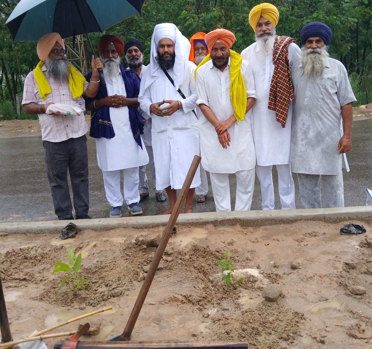 ਸ੍ਰੀ ਅਨੰਦ ਪੁਰ ਸਾਹਿਬ ਗੜ ਸ਼ੰਕਰ ਰੋਡ ਤੇ ਬੂਟਿਆਂ ਦੀ ਸੇਵਾ ਆਰੰਭੀ ਗਈ 