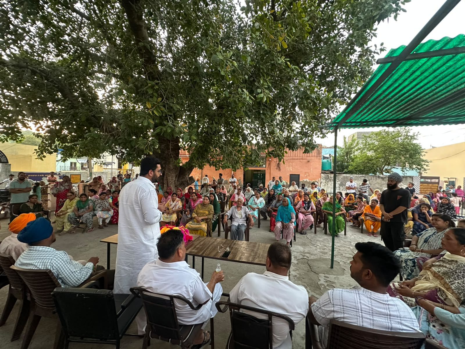 ਐਡਵੋਕੇਟ ਸੰਜੀਵ ਚੌਧਰੀ ਚੇਚੀ ਦੇ ਜਨ ਸੰਪਰਕ ਅਭਿਆਨ ਨੂੰ ਮਿਲ ਰਿਹਾ ਭਰਵਾਂ ਹੁੰਗਾਰਾ, ਆਸਰੋਂ ਵਿਖੇ ਨੁੱਕੜ ਮੀਟਿੰਗ ਰੈਲੀ ਵਿੱਚ ਤਬਦੀਲ ਹਲਕੇ ਦੇ ਨੌਜਵਾਨ ਆਗੂ ਦੀ ਲੋਕਪ੍ਰਿਯਤਾ ਕਾਰਨ ਮੀਟਿੰਗਾਂ ‘ਚ ਉਮੜ ਰਿਹਾ ਲੋਕਾਂ ਦਾ ਠਾਠਾਂ ਮਾਰਦਾ ਇਕੱਠ