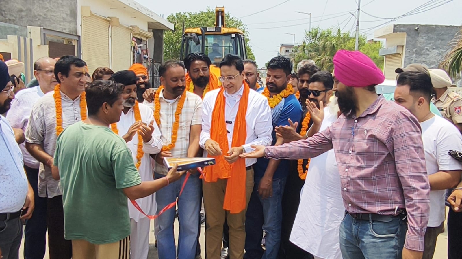 ਵਿਧਾਇਕ ਡਾ. ਅਜੈ ਗੁਪਤਾ ਨੇ ਸੜਕ ਵਿਕਾਸ ਪ੍ਰੋਜੈਕਟ ਦਾ ਉਦਘਾਟਨ ਕੀਤਾ   ਕੇਂਦਰੀ ਵਿਧਾਨ ਸਭਾ ਹਲਕੇ ਵਿੱਚ ਵਿਕਾਸ ਕਾਰਜ ਤੇਜ਼ੀ ਨਾਲ ਅੱਗੇ ਵਧ ਰਹੇ ਹਨ: ਵਿਧਾਇਕ ਡਾ. ਅਜੈ ਗੁਪਤਾ