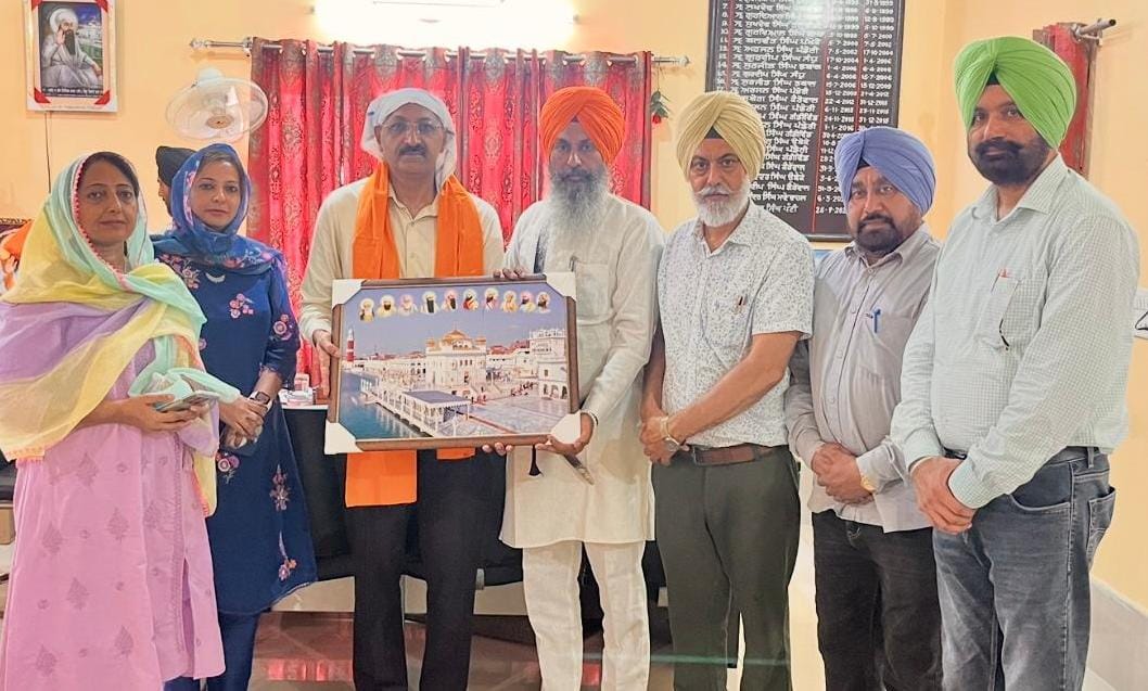 ਤਰਨ ਤਾਰਨ ਦੇ ਨਵ-ਨਿਯੁਕਤ ਸਿਵਲ ਸਰਜਨ ਡਾ. ਸੰਦੀਪ ਧਵਨ ਸ੍ਰੀ ਦਰਬਾਰ ਸਾਹਿਬ ਵਿਖੇ ਹੋਏ ਨਤਮਸਤਕ    ਲੋਕਾਂ ਨੂੰ ਮਿਆਰੀ ਸਿਹਤ ਸੇਵਾਵਾਂ ਮੁਹੱਈਆ ਕਰਵਾਉਣ ਲਈ ਮੰਗਿਆ ਗੁਰੂ ਦਾ ਆਸ਼ੀਰਵਾਦ     ਮੈਨੇਜਰ ਹਰਜਿੰਦਰ ਸਿੰਘ ਪੱਟੀ ਨੇ ਸਿਰੋਪਾਓ ਭੇਟ ਕਰਕੇ ਕੀਤਾ ਸਨਮਾਨਿਤ 