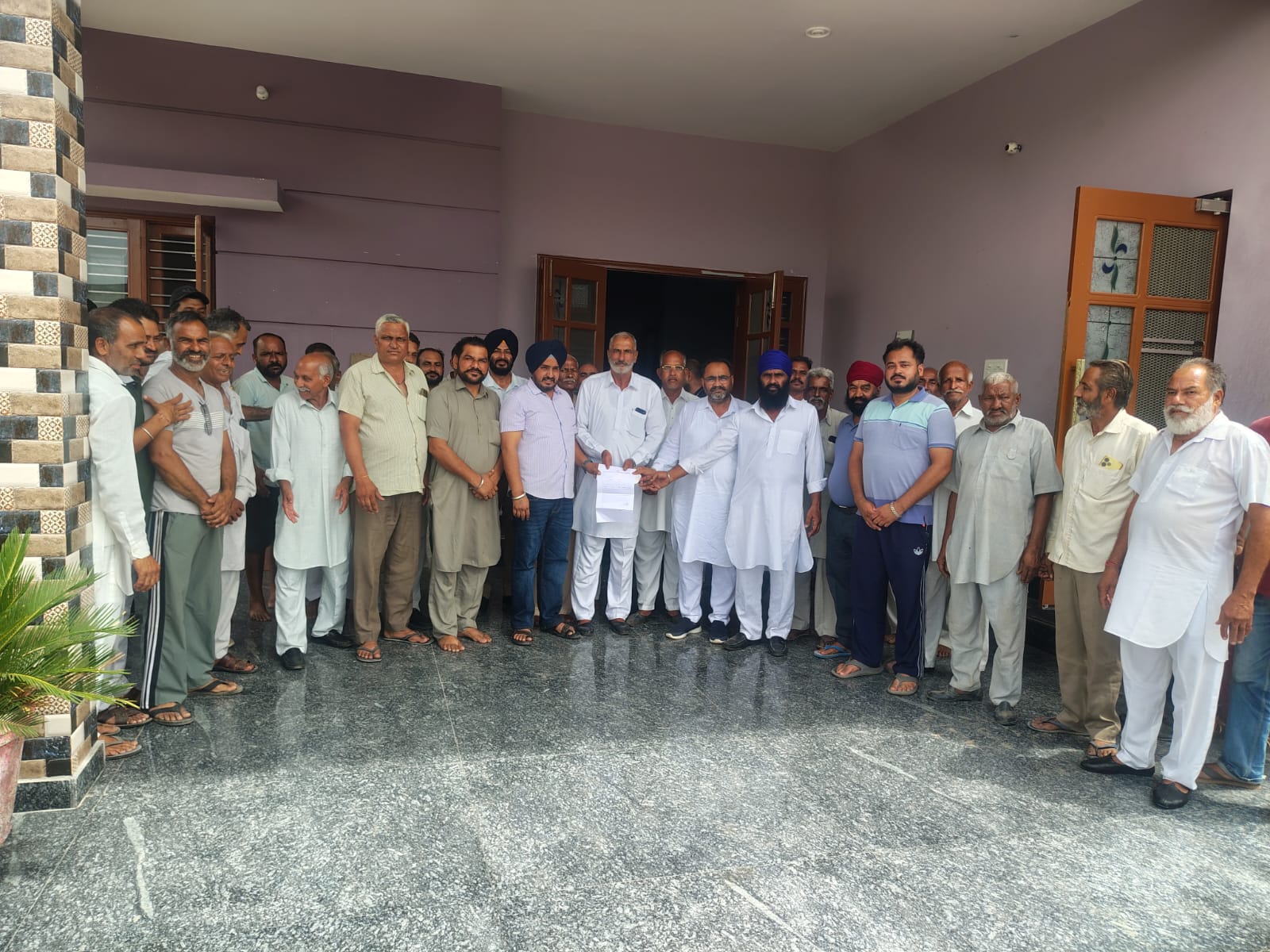 ਪਿੰਡ ਰੂੜੇਮਾਜਰਾ ਵਿੱਚ ਪੀਣ ਵਾਲੇ ਪਾਣੀ ਦੇ ਬੋਰ ਲਈ ਵਿਧਾਇਕ ਦਿਨੇਸ਼ ਚੱਢਾ ਵੱਲੋਂ 5 ਲੱਖ ਰੁਪਏ ਦੀ ਗ੍ਰਾਂਟ ਦੇਸਰਾਜ ਸੈਣੀ ਅਤੇ ਸਤਨਾਮ ਸਿੰਘ ਨਾਗਰਾ ਨੇ ਪੰਚਾਇਤ ਨੂੰ ਸੌਂਪਿਆ ਮਨਜ਼ੂਰੀ ਪੱਤਰ, ਜਲਦੀ ਸ਼ੁਰੂ ਹੋਵੇਗਾ ਕੰਮ