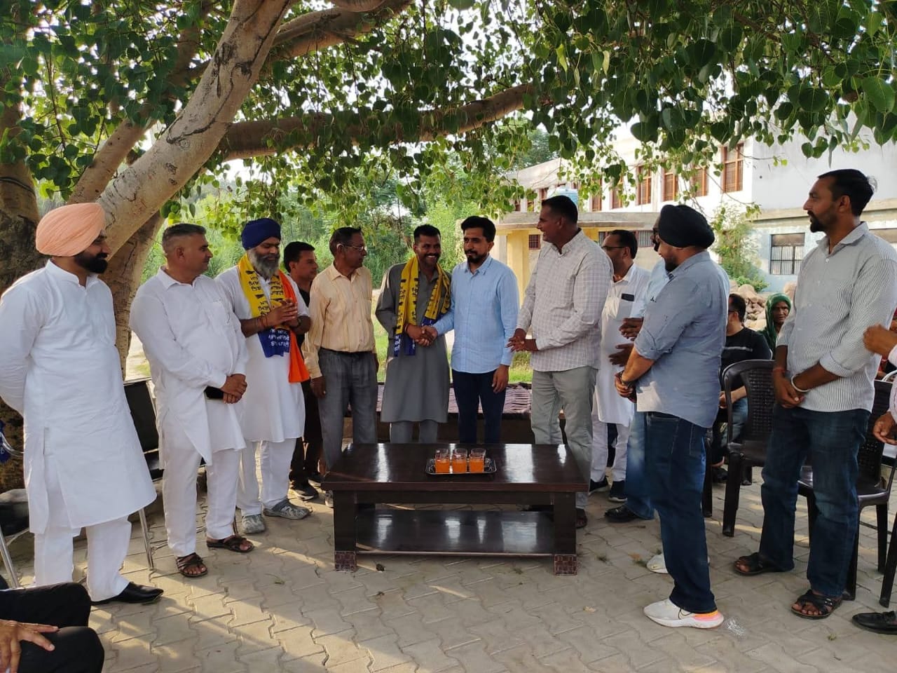 ਖੱਡ ਬਠਲੋਰ ਵਿੱਚ ਸਰਪੰਚ ਸਮੇਤ ਕਈ ਪਰਿਵਾਰਾਂ ਨੇ ਫੜਿਆ ‘ਆਪ’ ਦਾ ਪੱਲਾ ਵਿਧਾਇਕ ਦਿਨੇਸ਼ ਚੱਢਾ ਨੇ ਕੀਤਾ ਸਵਾਗਤ, ਕਿਹਾ– ਵਿਕਾਸ ਦੀ ਸੋਚ ਨਾਲ ਲੋਕ ਪਾਰਟੀ ਨਾਲ ਜੁੜ ਰਹੇ ਹਨ