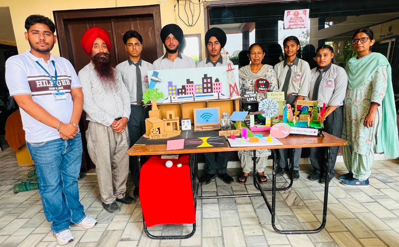 ਦਸਮੇਸ਼ ਸਕੂਲ ਦੇ ਵਿਦਿਆਰਥੀਆਂ ਨੇ ਮਾਡਲਾਂ ਦੀ ਲਾਈ ਪ੍ਰਦਰਸ਼ਨੀ ਔਖੇ ਵਿਸ਼ਿਆਂ ਨੂੰ ਰੌਚਿਕ ਢੰਗ ਨਾਲ ਸਮਝਾਉਣ ਦਾ ਕੀਤਾ ਉੱਦ