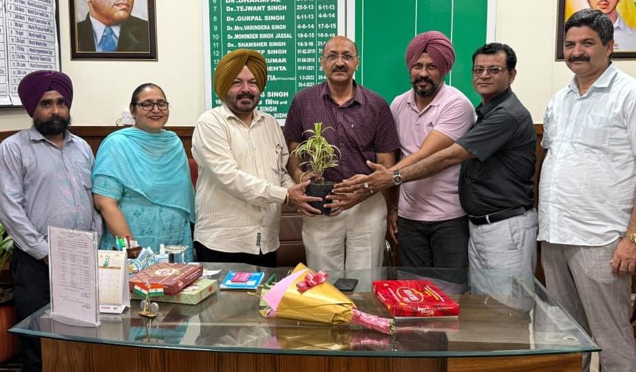 ਫਾਰਮੇਸੀ ਕਾਡਰ ਦੀਆਂ ਜਾਇਜ਼ ਮੰਗਾਂ ਨੂੰ ਪਹਿਲ ਦੇ ਆਧਾਰ ‘ਤੇ ਹੱਲ ਕੀਤਾ ਜਾਵੇਗਾ: ਸਿਵਲ ਸਰਜਨ ਡਾ. ਸੰਦੀਪ ਧਵਨ   ਫਾਰਮੇਸੀ ਐਸੋਸੀਏਸ਼ਨ ਨੇ ਨਵੇਂ ਸਿਵਲ ਸਰਜਨ ਦਾ ਕੀਤਾ ਸਨਮਾਨ    ਮਰੀਜ਼ਾਂ ਨੂੰ ਬਿਹਤਰ ਸਿਹਤ ਸੇਵਾਵਾਂ ਦੇਣ ਦਾ ਦੁਹਰਾਇਆ ਅਹਿਦ