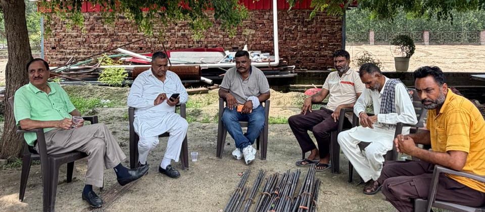 ਬਲਾਚੌਰ ਕੈਂਟਰ ਯੂਨੀਅਨ ਵੱਲੋਂ ਬ੍ਰਿਗੇਡੀਅਰ ਰਾਜ ਕੁਮਾਰ ਨੂੰ ਪੂਰਨ ਸਮਰਥਨ ਦਾ ਐਲਾਨ ਪਿੰਡ ਸੁੱਧਾਮਾਜਰਾ ਫਾਰਮ ਵਿਖੇ ਟ੍ਰਾਂਸਪੋਰਟਰਾਂ ਨਾਲ ਹੋਈ ਅਹਿਮ ਮੀਟਿੰਗ; ਸਮੱਸਿਆਵਾਂ ਪਹਿਲ ਦੇ ਅਧਾਰ ‘ਤੇ ਹੱਲ ਕਰਨ ਦਾ ਮਿਲਿਆ ਭਰੋਸਾ