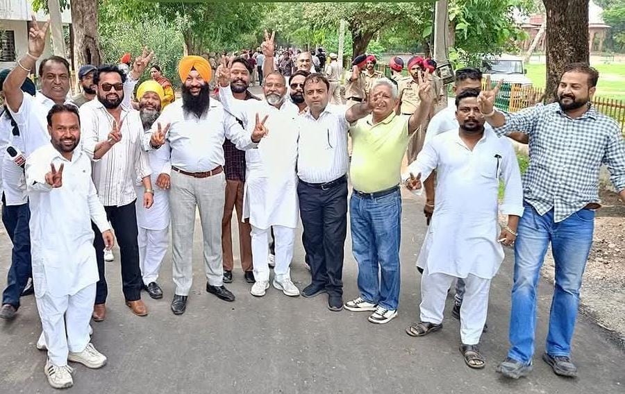 ਕਪੂਰਥਲਾ ਨਗਰ ਨਿਗਮ ਦੇ ਮੇਅਰ ਚੋਣ ਵਿੱਚ ਵੱਡਾ ਸਿਆਸੀ  ਉਲਟਫੇਰ     ਕਾਂਗਰਸ ਦੀ ਟਿਕਟ ਤੇ ਜਿੱਤੇ ਹੋਏ ਬਾਗੀ       ਕੌਂਸਲਰ ਨਰਿੰਦਰ ਸਿੰਘ ਮੰਨਸੂ ਬਣੇ ਮੇਅਰ     ਆਪ ਕੌਂਸਲਰ ਸਮੀਰ ਸ਼ਰਮਾ ਨੂੰ ਸੀਨੀਅਰ ਡਿਪਟੀ ਮੇਅਰ ਅਤੇ ਕਾਂਗਰਸੀ ਕੌਂਸਲਰ ਕਾਮਾਕਸ਼ੀ ਦੁੱਗਲ ਡਿਪਟੀ ਮੇਅਰ ਚੁਣੇ ਗਏ