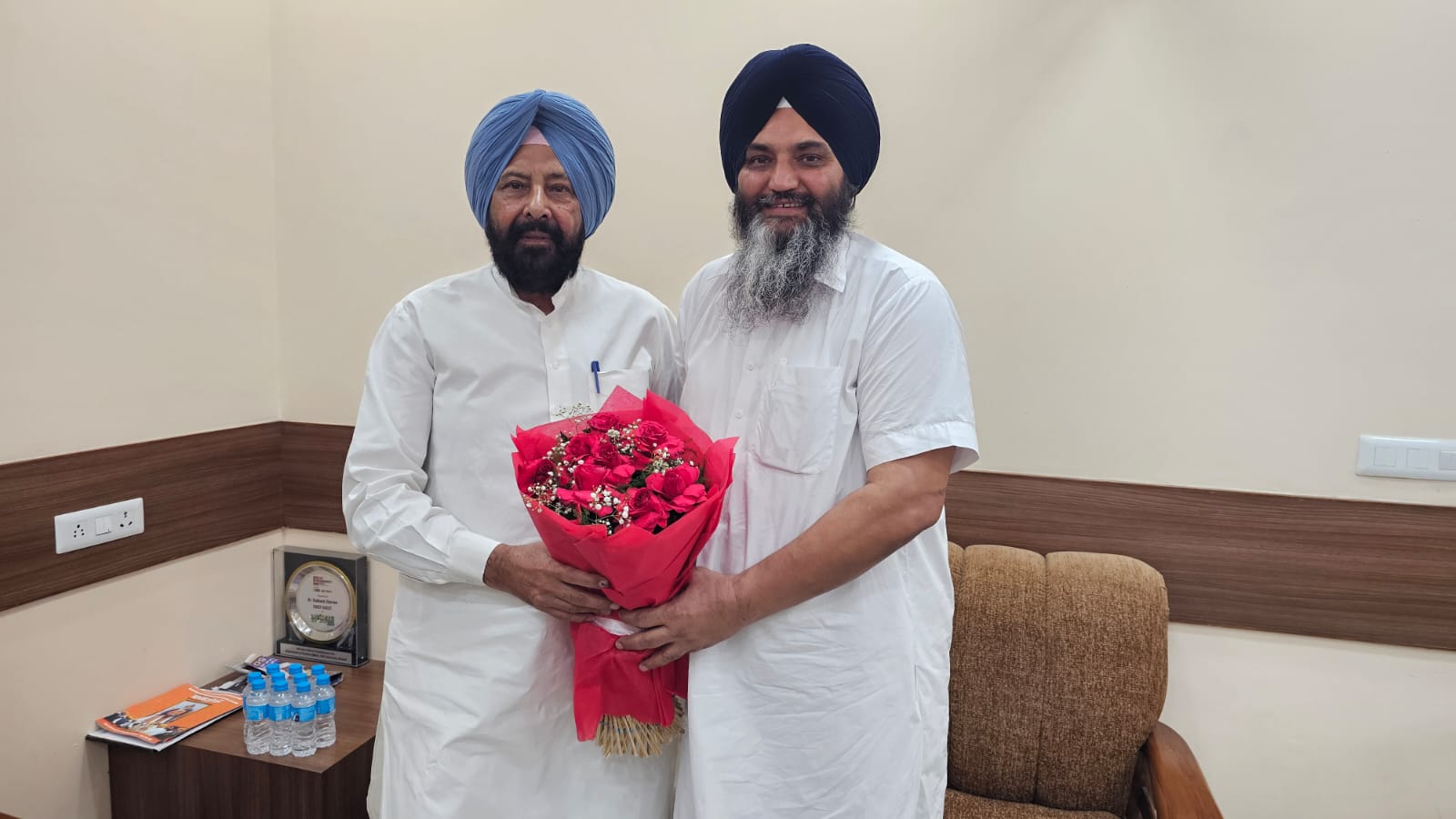 ਭਾਜਪਾ ਜ਼ਿਲ੍ਹਾ ਪ੍ਰਧਾਨ ਖੋਜੇਵਾਲ ਨੇ ਪੰਜਾਬ ਭਾਜਪਾ ਦੇ ਪ੍ਰਧਾਨ ਕੇਵਲ ਢਿੱਲੋਂ ਨਾਲ ਕੀਤੀ ਮੁਲਾਕਾਤ         ਲੋਕਾਂ ਵਿੱਚ ਭਾਜਪਾ ਪ੍ਰਤੀ ਵੱਡਾ ਉਤਸ਼ਾਹ ਦੇਖਣ ਨੂੰ ਮਿਲ ਰਿਹਾ ਹੈ-ਖੋਜੇਵਾਲ         ਅਗਾਮੀ 2027 ਦੀਆਂ ਚੋਣਾਂ ਨੂੰ ਲੈ ਕੇ  ਕੀਤੀ ਵਿਚਾਰ ਚਰਚਾ 