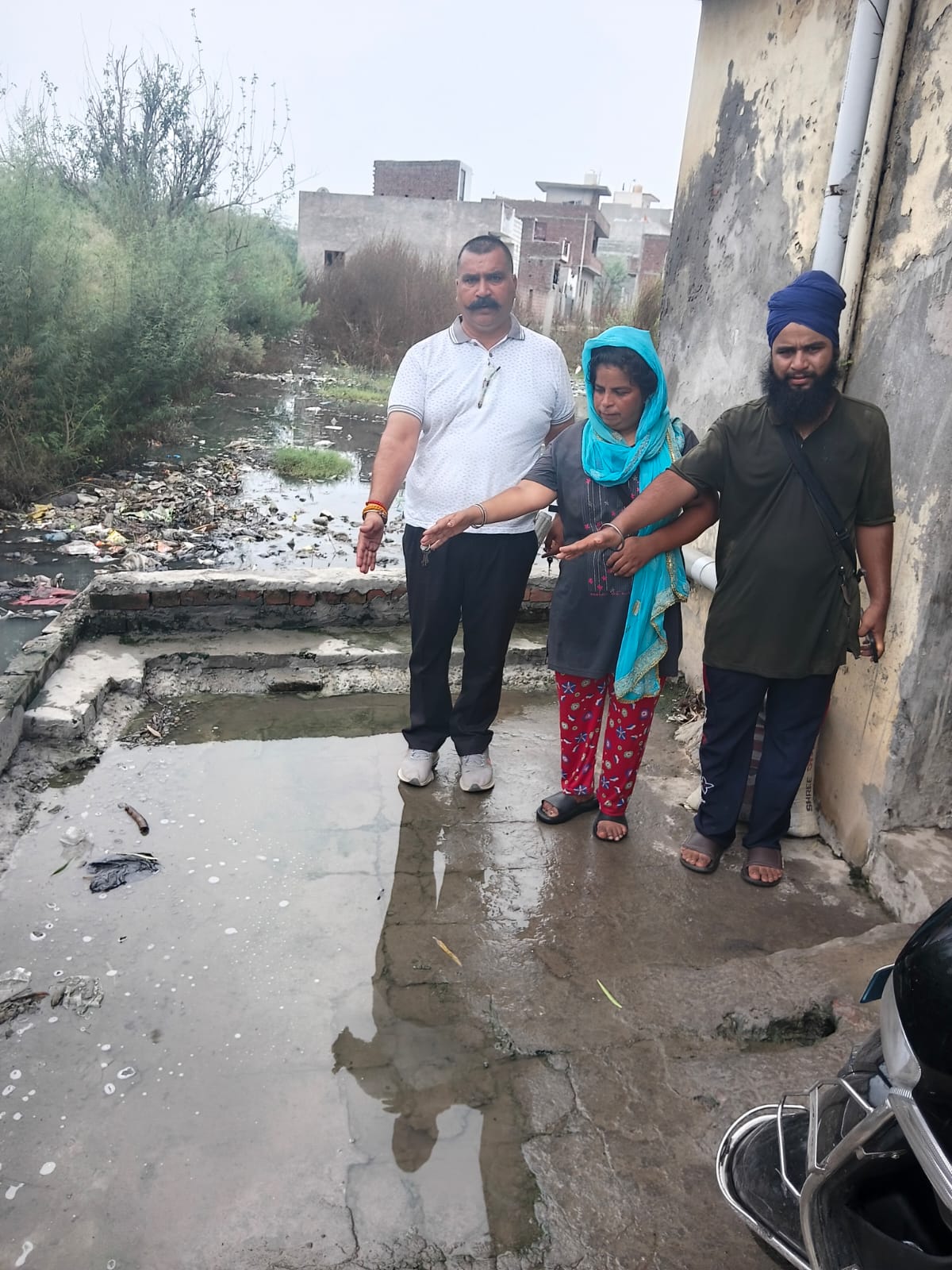 ਪਿੰਡ ਪ੍ਰੇਮਨਗਰ ਗੁਰਸਿੱਖ ਪਰਿਵਾਰ ਨਰਕ ਭਰੀ ਜ਼ਿੰਦਗੀ ਜਿਉਣ ਲਈ ਮਜਬੂਰ, ਪ੍ਰਸ਼ਾਸਨ ਨੇ ਦਿੱਤਾ ਹੱਲ ਦਾ ਭਰੋਸਾ