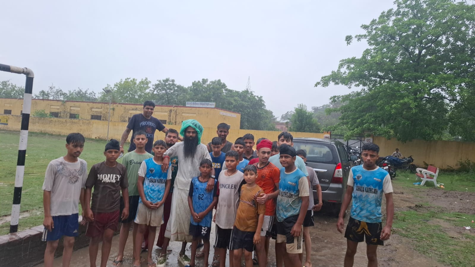 ਸਮਾਜ ਸੇਵੀ ਸੇਵਾਦਾਰ ਸਾਈਂ ਕਾਲੇ ਸ਼ਾਹ ਨੇ ਵਰ੍ਹਦੇ ਮੀਂਹ ‘ਚ ਬੱਚਿਆਂ ਨਾਲ ਮਿਲ ਕੇ ਕੀਤੀ ਡੀ.ਏ.ਵੀ. ਸਕੂਲ ਕਾਠਗੜ੍ਹ ਦੇ ਗਰਾਊਂਡ ਦੀ ਸਫ਼ਾਈ – ਸ਼ਰਾਬ ਪੀ ਕੇ ਬੋਤਲਾਂ ਸੁੱਟਣ ਵਾਲਿਆਂ ਨੂੰ ਦਿੱਤੀ ਸਖ਼ਤ ਚਿਤਾਵਨੀ