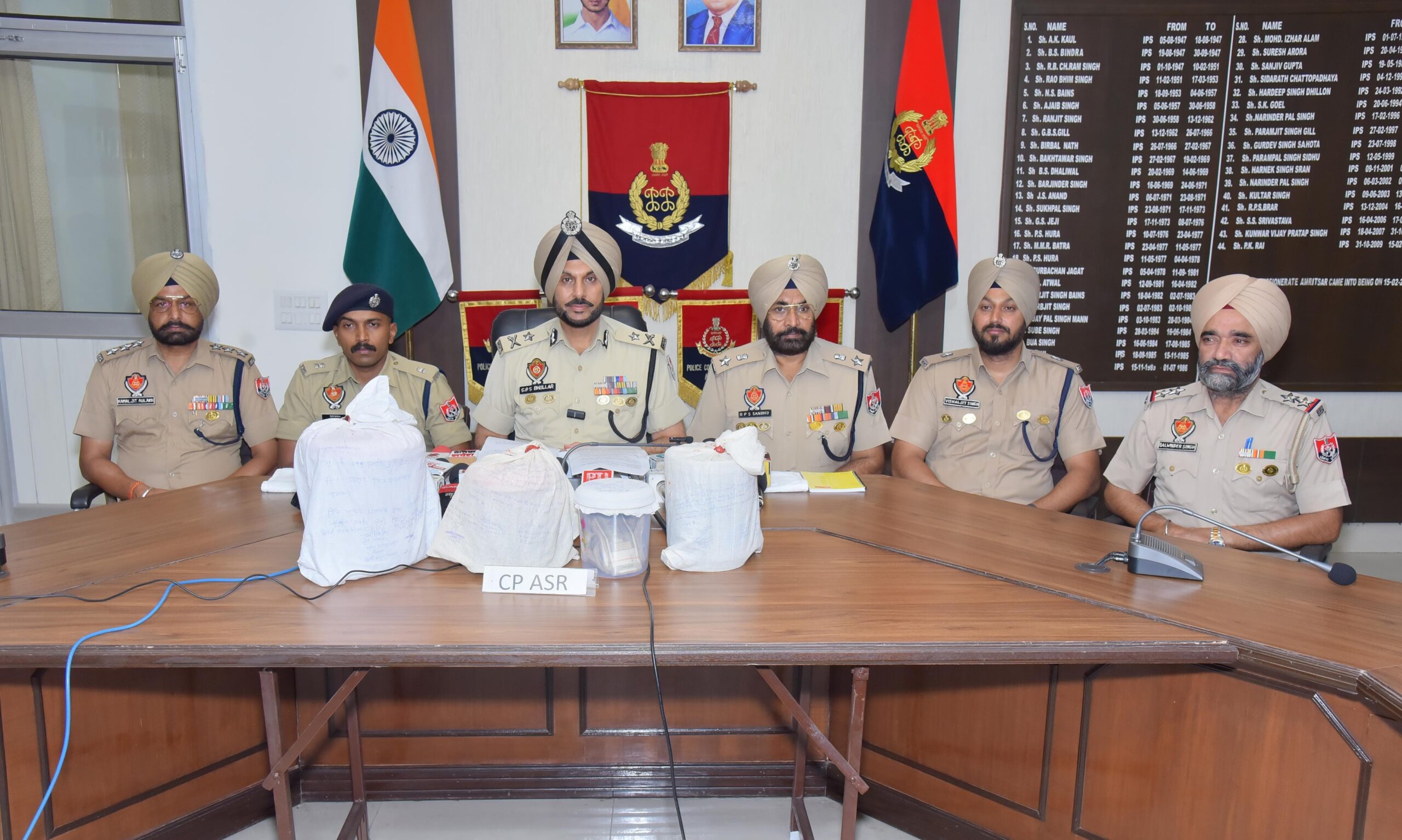 ਅੰਮ੍ਰਿਤਸਰ ਵਿੱਚ 8.3 ਕਿਲੋਗ੍ਰਾਮ ਹੈਰੋਇਨ ਅਤੇ 2 ਲੱਖ ਰੁਪਏ ਦੀ ਡਰੱਗ ਮਨੀ ਸਣੇ ਇੱਕ ਨਾਬਾਲਗ ਸਮੇਤ ਦੋ ਕਾਬੂ — ਗ੍ਰਿਫਤਾਰ ਮੁਲਜ਼ਮ ਸਰਹੱਦ ਪਾਰ ਦੇ ਤਸਕਰ ਦੇ ਇਸ਼ਾਰੇ ‘ਤੇ ਕਰ ਰਹੇ ਸਨ ਕੰਮ: ਡੀਜੀਪੀ ਗੌਰਵ ਯਾਦਵ — ਦੋ ਹੋਰ ਮੁਲਜ਼ਮਾਂ ਦੀ ਪਛਾਣ ਕਰਕੇ ਉਨ੍ਹਾਂ ਨੂੰ ਨਾਮਜ਼ਦ ਕੀਤਾ: ਸੀਪੀ ਅੰਮ੍ਰਿਤਸਰ ਗੁਰਪ੍ਰੀਤ ਭੁੱਲਰ