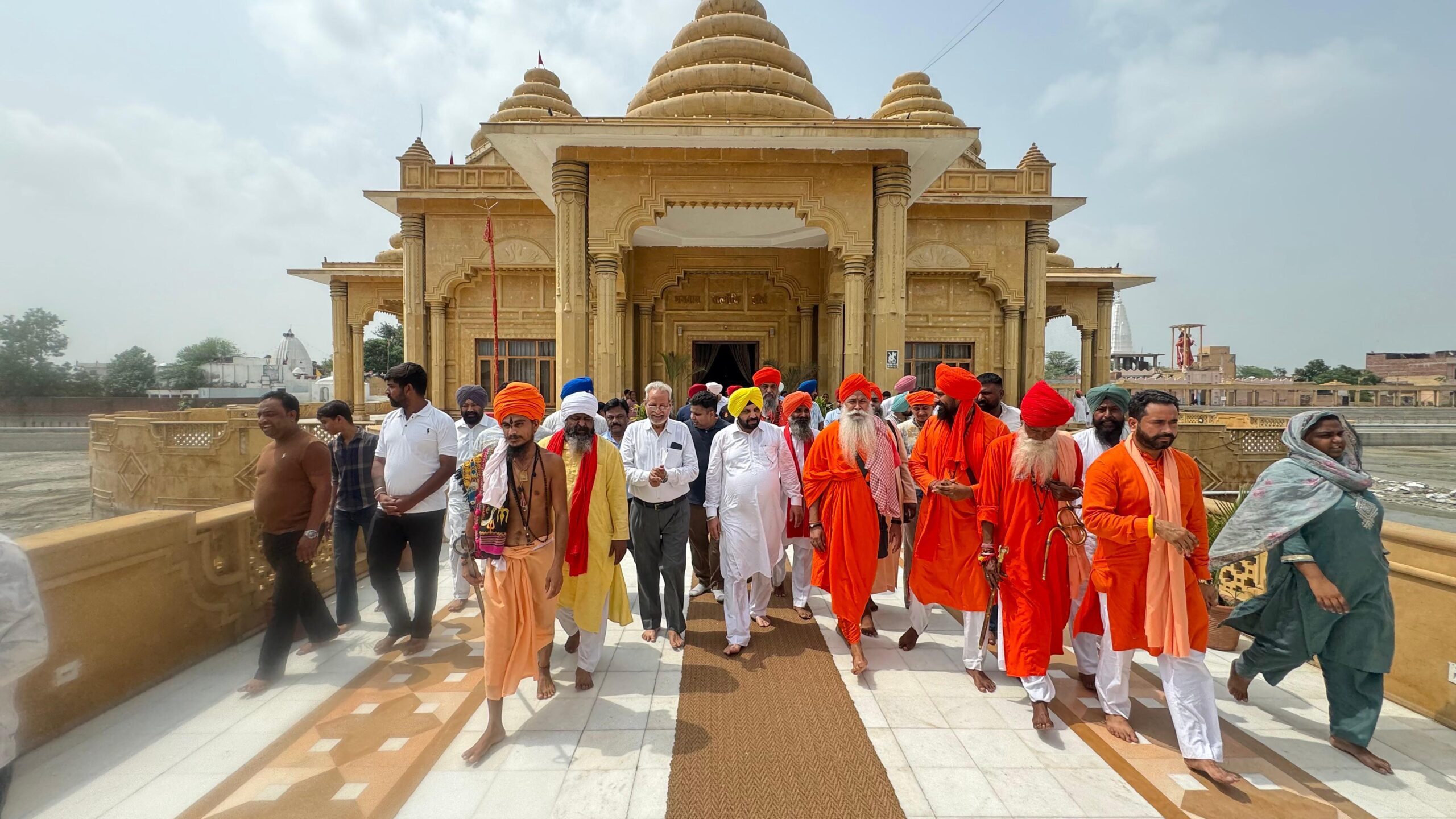ਲੋਕ ਨਿਰਮਾਣ ਮੰਤਰੀ ਹਰਭਜਨ ਸਿੰਘ ਈ.ਟੀ.ਓ. ਨੇ ਭਗਵਾਨ ਵਾਲਮੀਕਿ ਤੀਰਥ ਸਥੱਲ ਦੇ ਸੁੰਦਰੀਕਰਨ ਪ੍ਰੋਜੈਕਟਾਂ ਨੂੰ ਲੈ ਕੇ ਕੀਤੀ ਅਹਿਮ ਮੀਟਿੰਗ ਭਗਵਾਨ ਵਾਲਮੀਕਿ ਤੀਰਥ ਸਥੱਲ ਵਿਖੇ ਕਰੀਬ 17.72 ਕਰੋੜ ਰੁਪਏ ਦੀ ਲਾਗਤ ਨਾਲ ਚੱਲ ਰਹੇ ਹਨ ਵੱਖ-ਵੱਖ ਵਿਕਾਸ ਕਾਰਜ – ਹਰਭਜਨ ਸਿੰਘ ਈ.ਟੀ.ਓ. ਸ੍ਰੀ ਬਾਲ ਜੋਗੀ ਪ੍ਰਗਟ ਨਾਥ ਜੀ ਵੱਲੋਂ ਪਾਵਨ ਸ੍ਰੀ ਵਾਲਮੀਕਿ ਤੀਰਥ ਵਿਖੇ ਕੀਤੇ ਜਾ ਰਹੇ ਵਿਕਾਸ ਪ੍ਰੋਜੈਕਟਾਂ ਲਈ ਪੰਜਾਬ ਸਰਕਾਰ ਦਾ ਧੰਨਵਾਦ