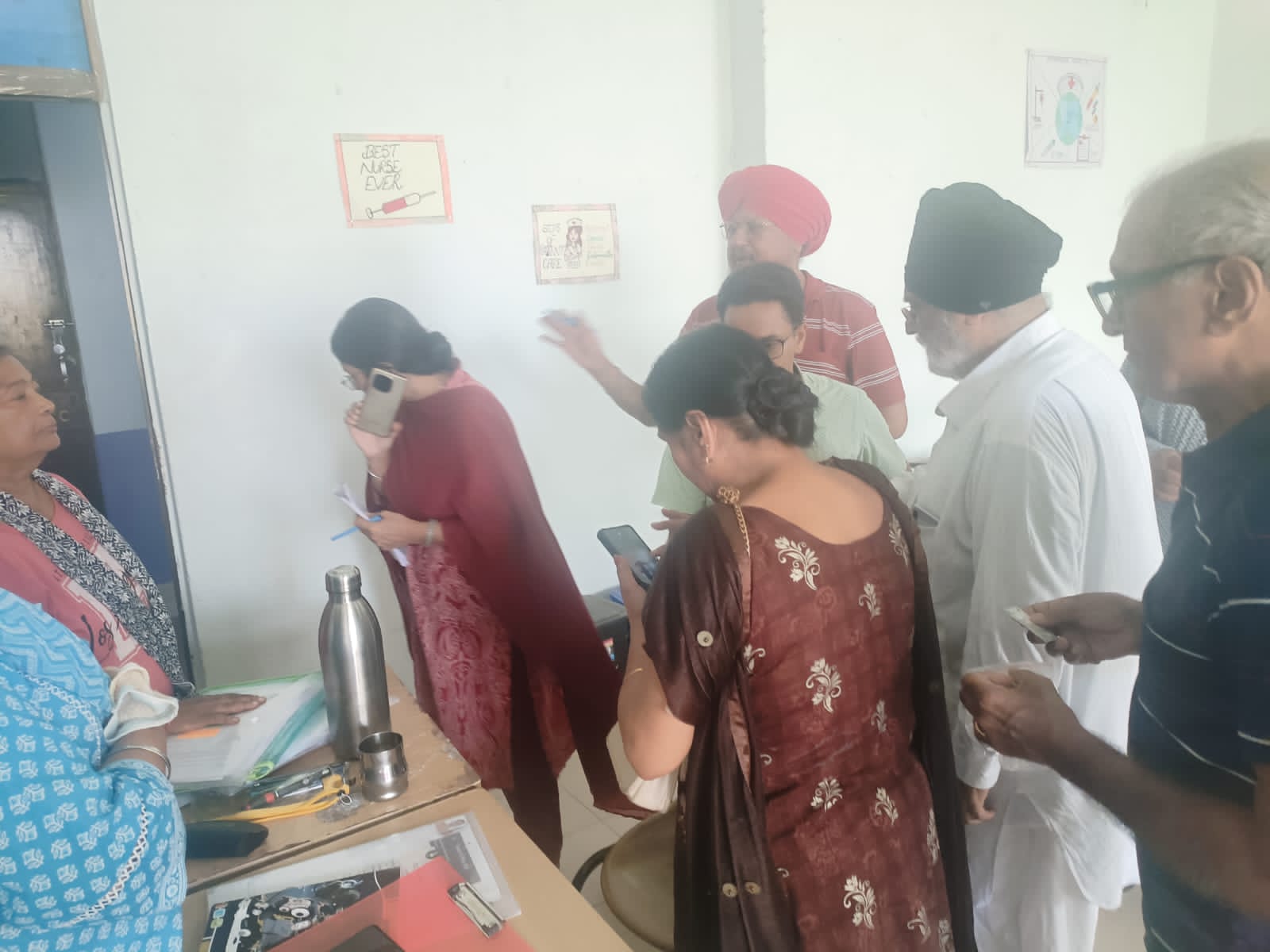 ਗਣਨਾ ਫਾਰਮ ਭਰਨ ਤੇ ਜਮ੍ਹਾਂ ਕਰਵਾਉਣ ਲਈ ਅੰਮ੍ਰਿਤਸਰ ਜ਼ਿਲ੍ਹੇ ਦੇ 2134 ਪੋਲਿੰਗ ਬੂਥਾਂ ’ਤੇ ਲੱਗੇ ਐਸ.ਆਈ.ਆਰ. ਵਿਸ਼ੇਸ਼ ਕੈਂਪ   ਅਧਿਕਾਰੀਆਂ ਵੱਲੋਂ ਵੱਖ-ਵੱਖ ਕੈਂਪਾਂ ਦਾ ਜਾਇਜ਼ਾ