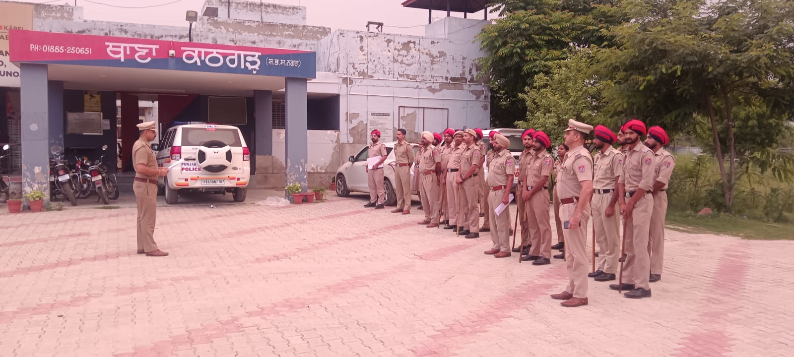ਬਲਾਚੌਰ ਦੇ ਵੱਖ-ਵੱਖ ਪਿੰਡਾਂ ਵਿੱਚ ਕਾਠਗੜ੍ਹ ਪੁਲਿਸ ਫੋਰਸ ਵੱਲੋਂ ਤੜਕਸਾਰ ਮਾਰੀ ਗਈ ਰੇਡ, ਇਲਾਕੇ ਵਿੱਚ ਮਚਿਆ ਹੜਕੰਪ 12 ਸ਼ੱਕੀ ਵਿਅਕਤੀਆਂ ਨੂੰ ਕਾਠਗੜ੍ਹ ਪੁਲਿਸ ਨੇ ਹਿਰਾਸਤ ਵਿੱਚ 