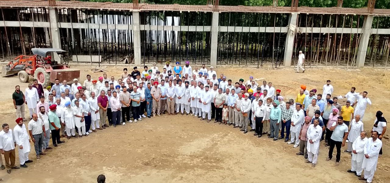ਬ੍ਰਿਗੇਡੀਅਰ ਰਾਜ ਕੁਮਾਰ ਦੇ ਫਾਰਮ ‘ਤੇ ਜੁੜਿਆ ਠਾਠਾਂ ਮਾਰਦਾ ਇਕੱਠ; ਮਿੱਤਰ ਮਿਲਣੀ ਨੇ ਸਿਆਸੀ ਹਲਕਿਆਂ ‘ਚ ਛੇੜੀ ਨਵੀਂ ਚਰਚਾ – ਨਰਾਜ਼ ਆਗੂਆਂ ਤੇ ਵਰਕਰਾਂ ਨੇ ਪਹੁੰਚ ਕੇ ਜਤਾਇਆ ਇੱਕਜੁਟਤਾ ਦਾ ਪ੍ਰਗਟਾਵਾ; ਪਾਰਟੀਬਾਜ਼ੀ ਅਤੇ ਜਾਤ-ਪਾਤ ਤੋਂ ਉੱਪਰ ਉੱਠ ਕੇ ਸੈਂਕੜੇ ਪਤਵੰਤਿਆਂ ਨੇ ਭਰੀ ਹਾਜ਼ਰੀ