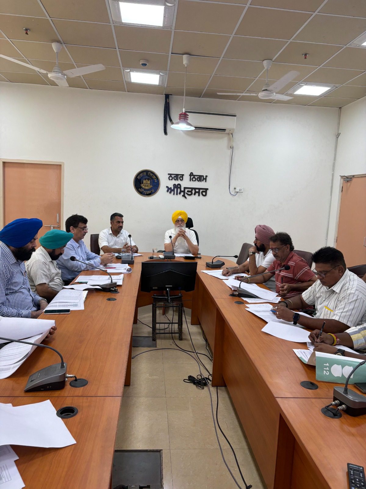 ਵਿਧਾਇਕ ਡਾ. ਇੰਦਰਬੀਰ ਸਿੰਘ ਨਿੱਜਰ ਨੇ ਦੱਖਣ ਹਲਕੇ ਵਿੱਚ ਸਫਾਈ ਪ੍ਰਬੰਧਾਂ ਦੀ ਕੀਤੀ ਸਮੀਖਿਆ   – ਨਗਰ ਨਿਗਮ ਵੱਲੋਂ ਘਰ-ਘਰ ਕੂੜਾ ਇਕੱਠਾ ਕਰਨ ਦੀ ਵਿਵਸਥਾ ਹੋਰ ਮਜ਼ਬੂਤ ਕਰਨ ਅਤੇ ਨਾਗਰਿਕ ਸਹੂਲਤਾਂ ਵਿੱਚ ਸੁਧਾਰ ਦਾ ਭਰੋਸਾ   – ਕੂੜਾ ਚੁੱਕਣ, ਨਾਲਿਆਂ ਦੀ ਡੀ-ਸਿਲਟਿੰਗ ਅਤੇ ਸਫਾਈ ਸੇਵਾਵਾਂ ਦੀ ਹਰ 10 ਦਿਨਾਂ ਬਾਅਦ ਹੋਵੇਗੀ ਸਮੀਖਿਆ