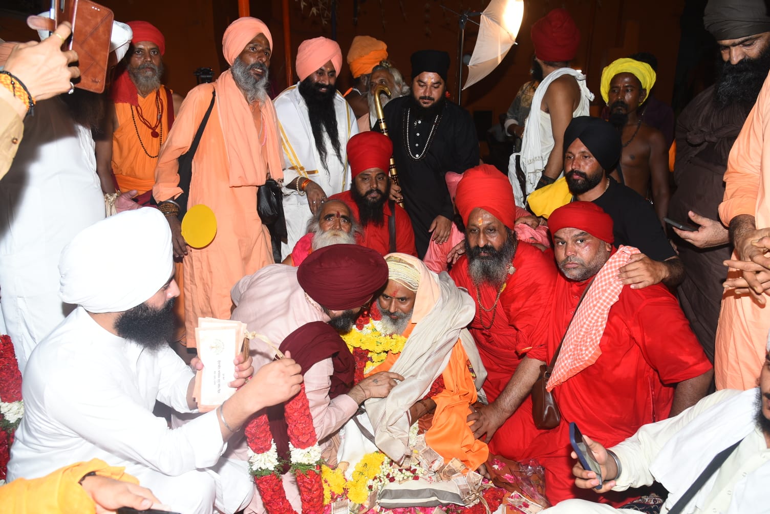 ਰੂਹਾਨੀ ਰਿਵਾਇਤ ਨੂੰ ਮਿਲਿਆ ਨਵਾਂ ਸਰਪ੍ਰਸਤ, ਬਾਬਾ ਸਤ ਮੁਨੀ ਜੀ ਭਗਤੂਆਣਾ ਦੇ ਸਿਰ ਸਜਿਆ ਮੁਖੀਆ ਮਹੰਤ ਦਾ ਤਾਜ   ਵੇਦ ਮੰਤਰਾਂ ਦੀ ਗੂੰਜ ਵਿਚ ਸੇਵਾ, ਸਮਰਪਣ ਅਤੇ ਏਕਤਾ ਦਾ ਹੋਇਆ ਸ਼ੰਖਨਾਦ; ਦੇਸ਼ ਭਰ ਦੇ ਸੰਤ-ਮਹੰਤਾਂ ਨੇ ਦਿੱਤੀਆਂ ਅਸੀਸਾਂ