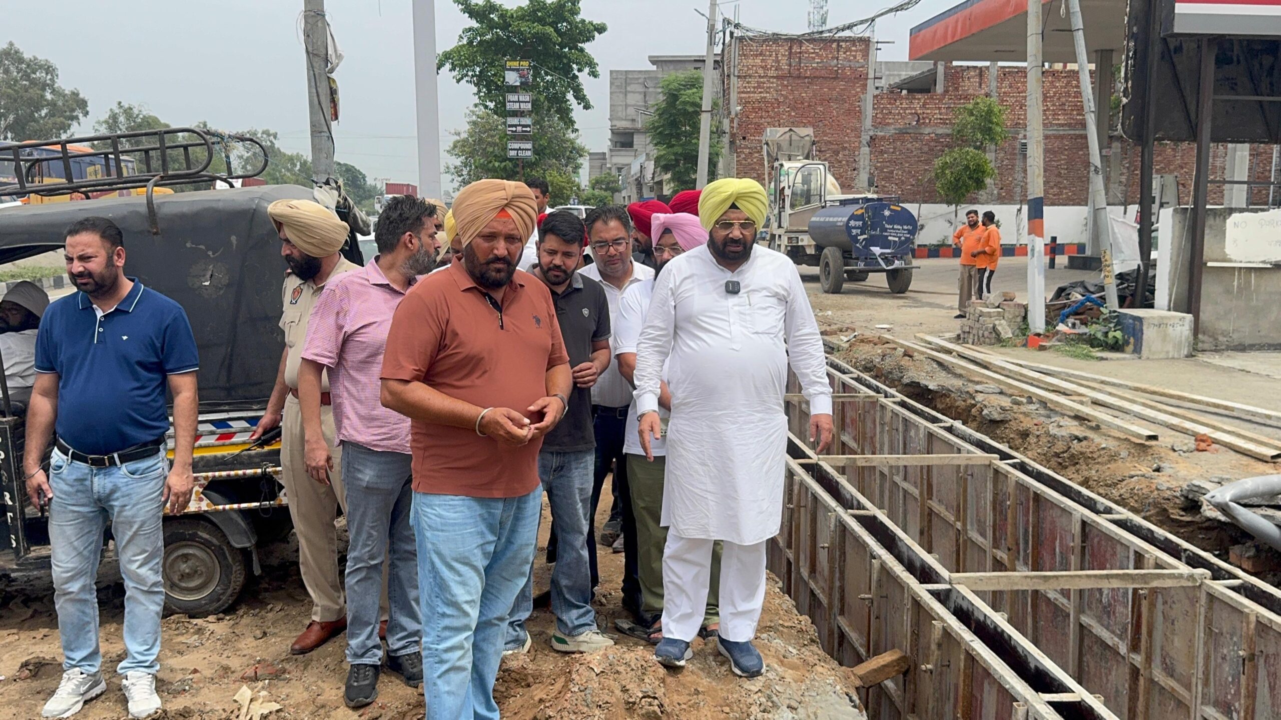 ਜੰਡਿਆਲਾ ਗੁਰੂ ਵਿਖੇ 9.31 ਕਰੋੜ ਰੁਪਏ ਦੀ ਲਾਗਤ ਨਾਲ ਬਣ ਰਹੀ ਸਾਈਡ ਡਰੇਨ ਦੇ ਕੰਮ ਦਾ ਕੈਬਨਿਟ ਮੰਤਰੀ ਹਰਭਜਨ ਸਿੰਘ ਈ.ਟੀ.ਓ. ਵੱਲੋਂ ਜਾਇਜ਼ਾ   ਛੇ ਮਹੀਨਿਆਂ ਵਿੱਚ ਮੁਕੰਮਲ ਕੀਤਾ ਜਾਵੇਗਾ ਪ੍ਰੋਜੈਕਟ, ਬਰਸਾਤਾਂ ਦੌਰਾਨ ਪਾਣੀ ਖੜ੍ਹਨ ਦੀ ਸਮੱਸਿਆ ਤੋਂ ਮਿਲੇਗੀ ਰਾਹਤ