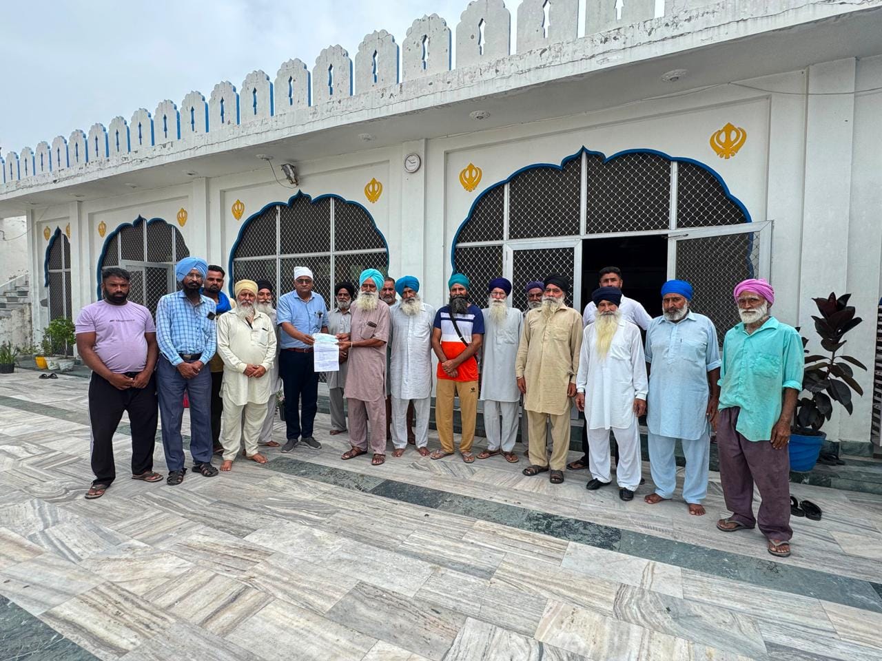 ਚੇਅਰਮੈਨ ਜਲਾਲਪੁਰ ਵੱਲੋਂ ਭਾਰਾਪੁਰ ਦੇ ਖੇਡਾਂ ਦੇ ਸਮਾਨ ਲਈ ਲਈ 1 ਲੱਖ ਰੁਪਏ ਦੀ ਰਾਸ਼ੀ ਬੱਚਿਆਂ ਨੂੰ ਨਸ਼ੇ ਤਿਆਗ ਕੇ ਖੇਡਾਂ ਵੱਲ ਧਿਆਨ ਦੇਣ ਦਾ ਸੱਦਾl