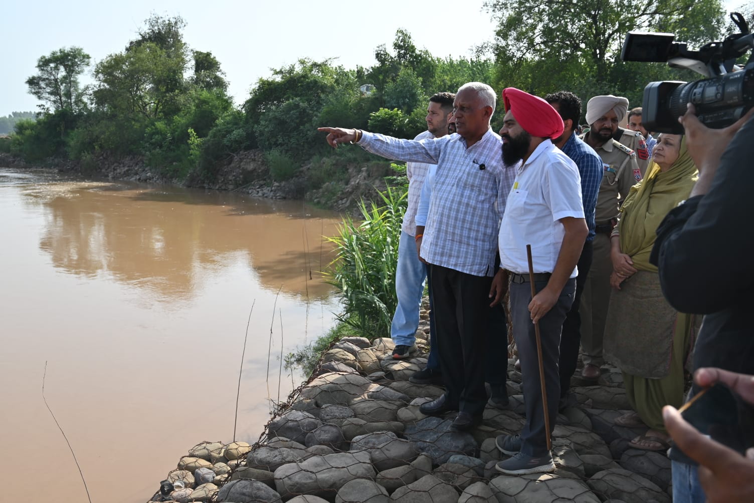 *ਬਰਿੰਦਰ ਕੁਮਾਰ ਗੋਇਲ ਵੱਲੋਂ ਦੋਆਬਾ ਖੇਤਰ ਵਿੱਚ ਦਰਿਆਵਾਂ ਕੰਢੇ ਹੜ੍ਹ ਰੋਕੂ ਕਾਰਜਾਂ ਦਾ ਜਾਇਜ਼ਾ ਲੈਣ ਲਈ ਦੋ ਦਿਨਾ ਦੌਰਾ*  *ਜ਼ਿਲ੍ਹਾ ਐਸ.ਬੀ.ਐਸ ਨਗਰ ਦੇ ਬੰਗਾ ਬੇਟ ਵਿਖੇ 2.30 ਕਰੋੜ ਰੁਪਏ ਦੇ ਹੜ੍ਹ ਰੋਕੂ ਪ੍ਰਾਜੈਕਟ ਦਾ ਨਿਰੀਖਣ ਕੀਤਾ*  *ਕਿਹਾ, ਪੰਜਾਬ ਸਰਕਾਰ ਲੋਕਾਂ ਦੀ ਜਾਨ-ਮਾਲ ਦੀ ਰਾਖੀ ਲਈ 450 ਕਰੋੜ ਰੁਪਏ ਖਰਚ ਰਹੀ*    *ਇਸ ਪ੍ਰਾਜੈਕਟ ਦੇ ਮੁਕੰਮਲ ਹੋਣ ਨਾਲ 2500 ਤੋਂ ਵੱਧ ਲੋਕਾਂ ਦੀ ਜਾਨ ਅਤੇ 10 ਹਜ਼ਾਰ ਏਕੜ ਉਪਜਾਊ ਖੇਤੀ ਜ਼ਮੀਨ ਹੜ੍ਹਾਂ ਤੋਂ ਸੁਰੱਖਿਅਤ ਹੋਵੇਗੀ – ਜਲ ਸਰੋਤ ਮੰਤਰੀ*  *ਲੋਕਾਂ ਨੇ ਇਲਾਕੇ ਵਿੱਚ ਹੁਣ ਤੱਕ ਦੇ ਸਭ ਤੋਂ ਵੱਡੇ ਹੜ੍ਹ ਰੋਕੂ ਉਪਰਾਲੇ ਲਈ ਪੰਜਾਬ ਸਰਕਾਰ ਦਾ ਧੰਨਵਾਦ ਕੀਤਾ*