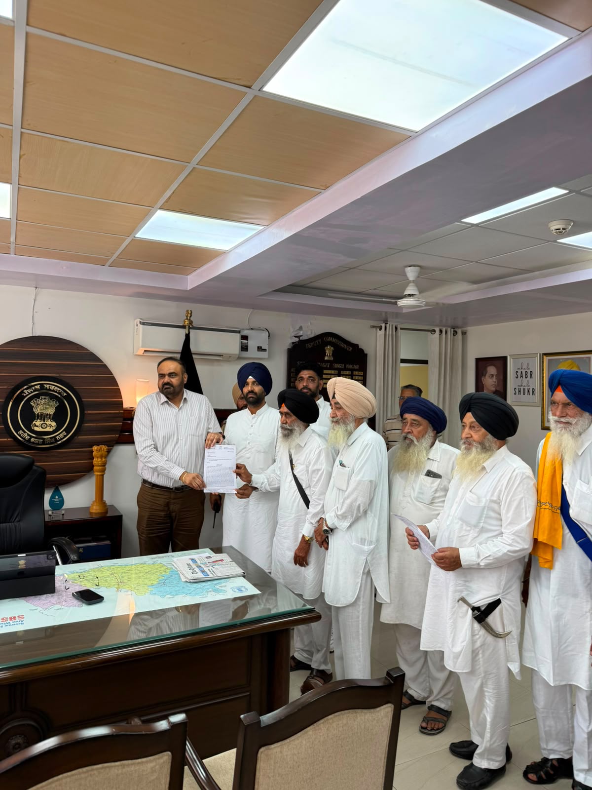 ਖਾਲੜਾ ਦੀ ਜੀਵਨੀ ‘ਤੇ ਬਣੀ ਫਿਲਮ ਤੋਂ ਬੈਨ ਹਟਾਉਣ ਲਈ ਸ਼੍ਰੋਮਣੀ ਅਕਾਲੀ ਦਲ ਪੁਨਰ ਸੁਰਜੀਤ ਨੇ ਡੀ.ਸੀ. ਨੂੰ ਸੌਂਪਿਆ ਮੰਗ ਪੱਤਰ; ਆਗੂਆਂ ਨੇ ਸਰਕਾਰਾਂ ‘ਤੇ ਸੱਚ ਦਬਾਉਣ ਦੇ ਲਾਏ ਗੰਭੀਰ ਦੋਸ਼