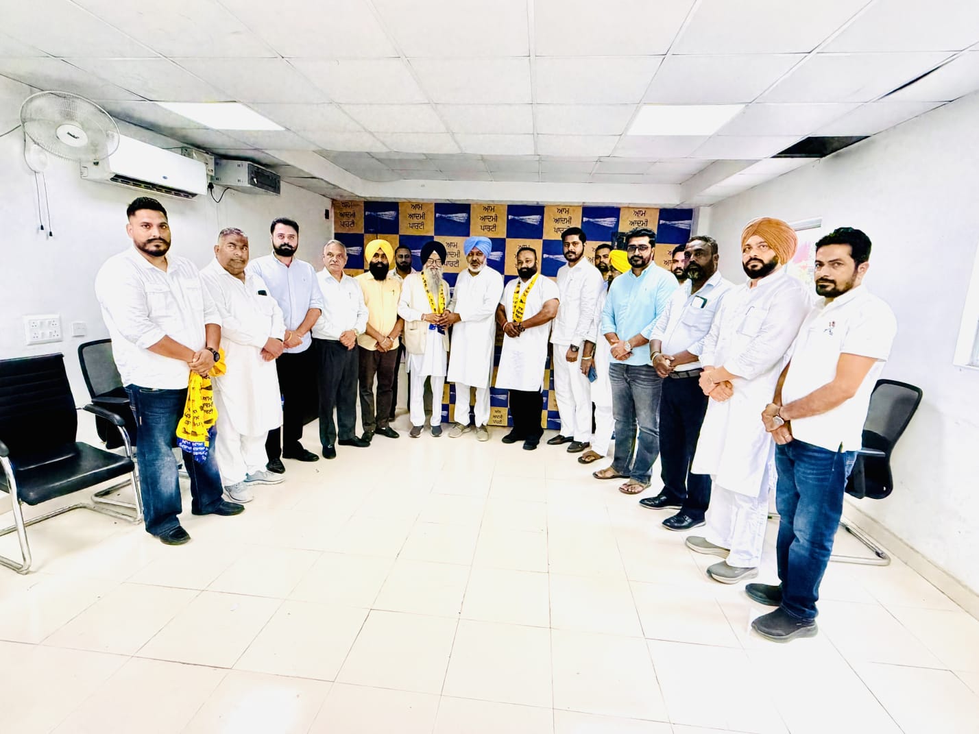 ਆਮ ਆਦਮੀ ਪਾਰਟੀ ‘ਚ ਵੱਡਾ ਸਿਆਸੀ ਧਮਾਕਾ: ਸ਼੍ਰੋਮਣੀ ਅਕਾਲੀ ਦਲ (ਬ) ਦੋਆਬਾ ਬੀਸੀ ਵਿੰਗ ਦੇ ਪ੍ਰਧਾਨ ਭਲਵਾਨ ਭੁਪਿੰਦਰ ਪਾਲ ਜਾਡਲਾ ਅਤੇ ਜਥੇਦਾਰ ਤਾਰਾ ਸਿੰਘ ਸ਼ੇਖਪੁਰਾ ਆਪਣੇ ਸਾਥੀਆਂ ਸਮੇਤ ‘ਆਪ’ ਵਿੱਚ ਸ਼ਾਮਲ ਵਿੱਤ ਮੰਤਰੀ ਹਰਪਾਲ ਸਿੰਘ ਚੀਮਾ, ਵਰਕਿੰਗ ਪ੍ਰਧਾਨ ਸ਼ੈਰੀ ਕਲਸੀ ਅਤੇ ਵਿਧਾਇਕ ਡਾਕਟਰ ਸੁੱਖੀ ਦੀ ਅਗਵਾਈ ਹੇਠ ਚੰਡੀਗੜ੍ਹ ਵਿਖੇ ਹੋਈ ਵੱਕਾਰੀ ਜੁਆਇਨਿੰਗ; ਇਲਾਕੇ ਦੀ ਸਮੁੱਚੀ ਲੀਡਰਸ਼ਿਪ ਦੀ ਮੌਜੂਦਗੀ ਵਿੱਚ ਪਾਰਟੀ ਨੂੰ ਮਜ਼ਬੂਤ ਕਰਨ ਦਾ ਲਿਆ ਅਹਿਦ