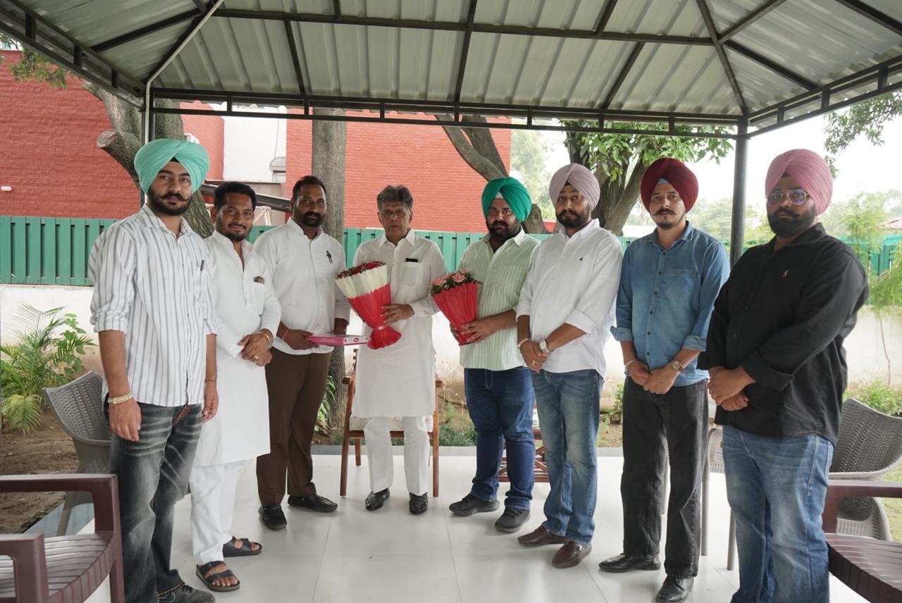 ਯੂਥ ਕਾਂਗਰਸ ਨਵਾਂਸ਼ਹਿਰ ਦੇ ਨਵ-ਨਿਯੁਕਤ ਜ਼ਿਲ੍ਹਾ ਪ੍ਰਧਾਨ ਇੰਜੀ. ਹਿੱਤਰਾਜ ਚੌਧਰੀ ਜੰਡੀ ਨੇ ਮੈਂਬਰ ਪਾਰਲੀਮੈਂਟ ਮਨੀਸ਼ ਤਿਵਾੜੀ ਨਾਲ ਕੀਤੀ ਮੁਲਾਕਾਤ, ਐਮ.ਪੀ. ਤਿਵਾੜੀ ਵੱਲੋਂ ਮੂੰਹ ਮਿੱਠਾ ਕਰਵਾ ਕੇ ਨਿੱਘਾ ਸੁਆਗਤ ਤੇ ਵਧਾਈ