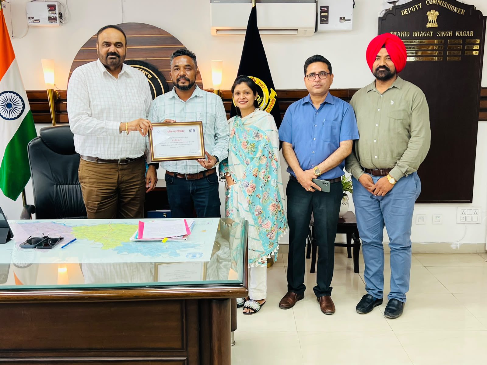 ਸਪੈਸ਼ਲ ਇੰਨਟੈਸਿਵ ਰਵੀਜ਼ਨ—2026 ਐਨਿਊਮਰੇਸ਼ਨ ਫਾਰਮ ਨੂੰ 100% ਡਿਜੀਟਾਈਜੇਸ਼ਨ ਕਰਨ ਵਾਲੇ ਬੀ.ਐਲ.ਓਜ਼ ਨੂੰ ਮੁੱਖ ਚੋਣ ਅਫ਼ਸਰ, ਪੰਜਾਬ ਵਲੋਂ ਪ੍ਰਾਪਤ ਸਰਟੀਫਿਕੇਟ ਡਿਪਟੀ ਕਮਿਸ਼ਨਰ ਗੁਲਪ੍ਰੀਤ ਸਿੰਘ ਔਲਖ ਨੇ ਦੇ ਕੇ ਕੀਤਾ ਸਨਮਾਨਿਤ