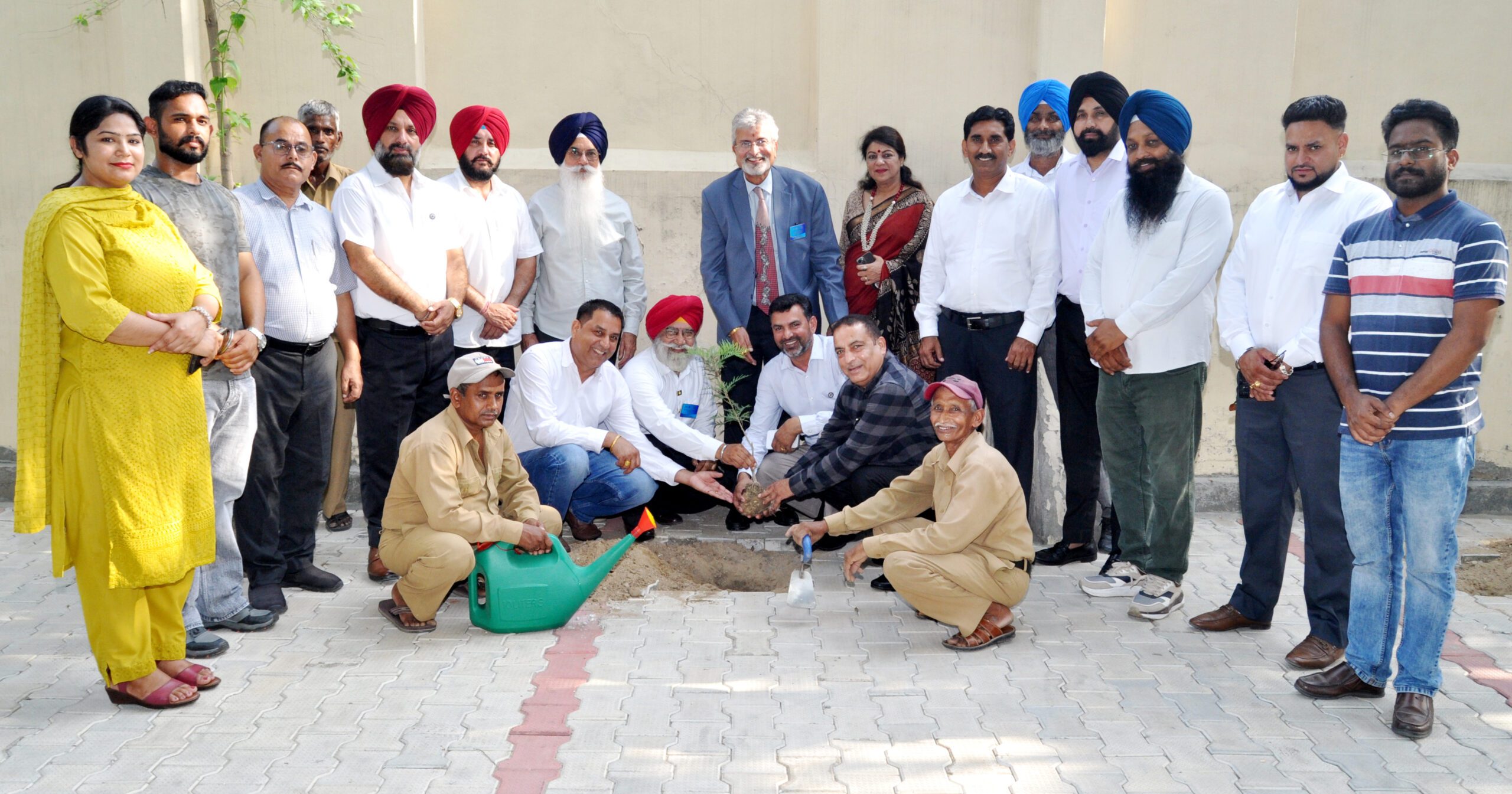 *ਰੋਟਰੀ ਕਲੱਬ ਦੇ ਡਿਸਟ੍ਰਿਕਟ ਗਵਰਨਰ ਅਨਿਲ ਸਿੰਘਲ ਨੇ ਢਾਹਾਂ ਕਲੇਰਾਂ ਵਿਖੇ ਵਣ ਮਹਾਂਉਤਸਵ ਨੂੰ ਸਮਰਪਿਤ ਪੌਦੇ ਲਗਾ ਕੇ ਵਾਤਾਵਰਣ ਸੰਭਾਲ ਦਾ ਸੰਦੇਸ਼ ਦਿੱਤਾ*