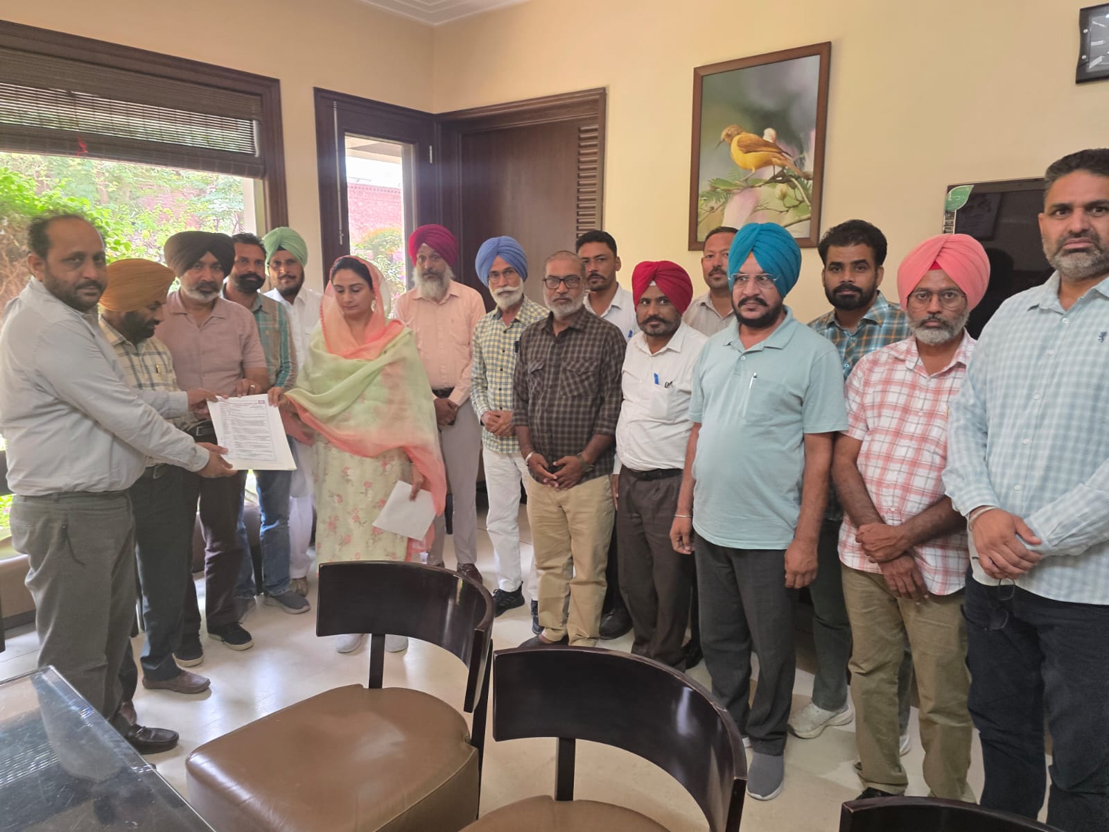 ਅਧਿਆਪਕਾਂ ਲਈ ਲਾਜ਼ਮੀ ਕੀਤੇ ਟੈੱਟ ਦੀ ਸ਼ਰਤ ਤੋਂ ਛੋਟ ਦੇਣ ਲਈ ਆਰ.ਟੀ.ਈ. ਐਕਟ ਵਿੱਚ ਸੋਧ ਕਰਨ ਦੀ ਮੰਗ ਡੀ.ਟੀ.ਐੱਫ. ਨੇ ਲੋਕ ਸਭਾ ਮੈਂਬਰ ਹਰਸਿਮਰਤ ਕੌਰ ਬਾਦਲ ਰਾਹੀਂ ਟੈੱਟ ਦੀ ਸ਼ਰਤ ਤੋਂ ਛੋਟ ਲਈ ਪ੍ਰਧਾਨ ਮੰਤਰੀ ਨੂੰ ਭੇਜਿਆ ‘ਮੰਗ ਪੱਤਰ’