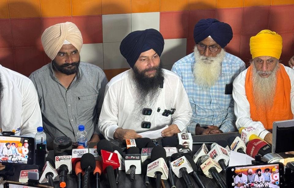 ਪਿੱਠ ‘ਚ ਛੁਰਾ ਜਾਂ ਸਿਧਾਂਤਾਂ ਦੀ ਪੁਕਾਰ ? ਵਾਰਸ ਪੰਜਾਬ ਦੀ ਸਿਆਸਤ ‘ਚ ਉੱਠਿਆ ਤੂਫ਼ਾਨ ਭਾਈ ਰੂਪਾ ਰੈਲੀ ਰੋਕਣ ਦੇ ਦਾਅਵੇ, ਫਾਊਂਡਰ ਮੈਂਬਰਾਂ ਨੇ ਪ੍ਰੈਸ ਕਾਨਫਰੰਸ ‘ਚ ਲਗਾਏ ਗੰਭੀਰ ਦੋਸ਼