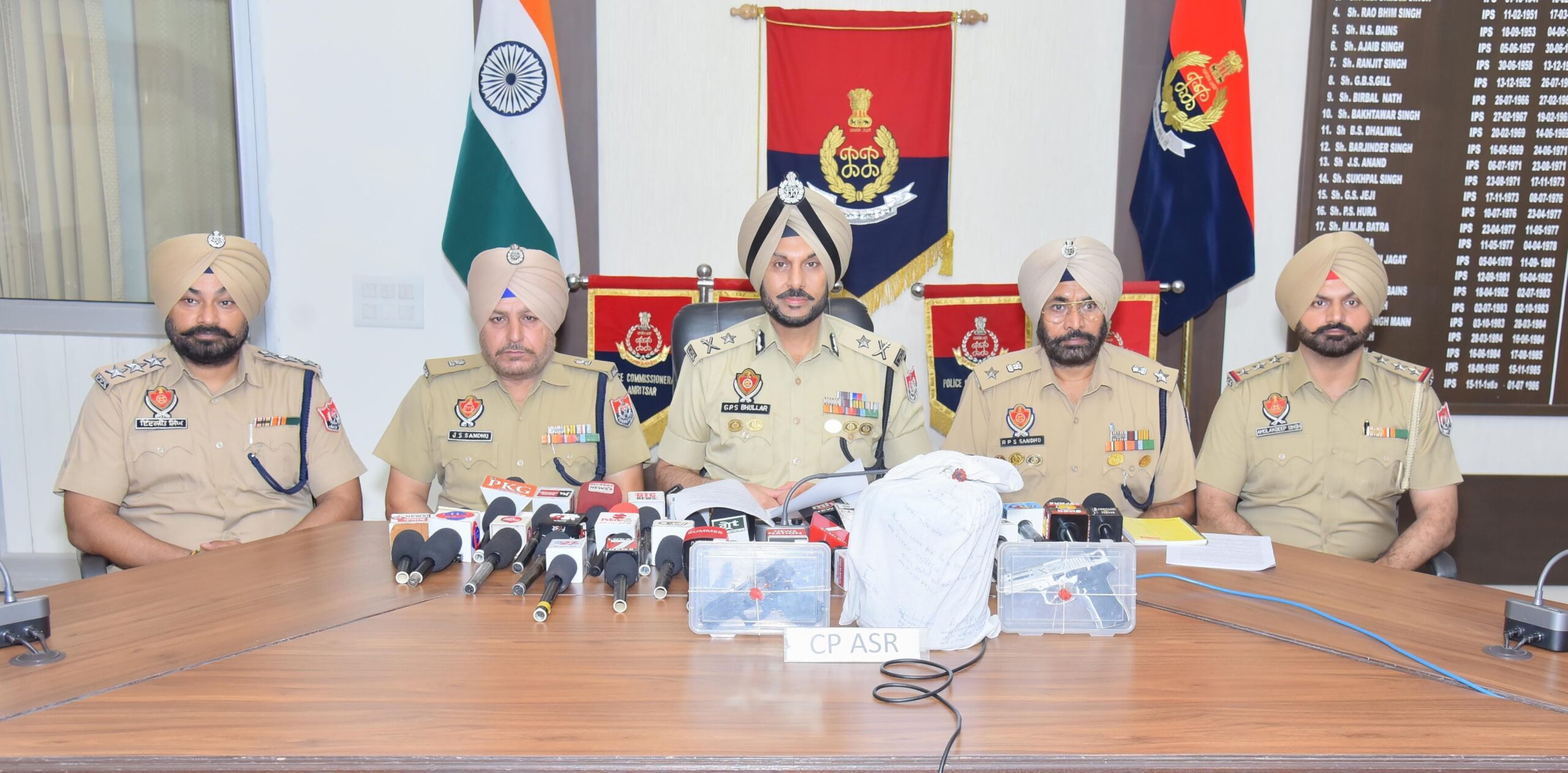 ਸਰਹੱਦ ਪਾਰੋਂ ਚੱਲ ਰਹੇ ਨਸ਼ੀਲੇ ਪਦਾਰਥ ਅਤੇ ਹਥਿਆਰ ਤਸਕਰੀ ਨੈੱਟਵਰਕ ਨਾਲ ਜੁੜੇ ਚਾਰ ਵਿਅਕਤੀ ਗ੍ਰਿਫ਼ਤਾਰ 5.5 ਕਿਲੋਗ੍ਰਾਮ ਹੈਰੋਇਨ, ਦੋ ਪਿਸਤੌਲ ਬਰਾਮਦ* *— ਬਰਾਮਦ ਕੀਤੇ ਗਏ ਨਸ਼ੀਲੇ ਪਦਾਰਥਾਂ ਅਤੇ ਹਥਿਆਰਾਂ ਦੀਆਂ ਖੇਪਾਂ ਅਪਰਾਧਿਕ ਤੱਤਾਂ ਨੂੰ ਡਿਲੀਵਰ ਕੀਤੀਆਂ ਜਾਣੀਆਂ ਸਨ: ਡੀਜੀਪੀ ਗੌਰਵ ਯਾਦਵ* *— ਹੋਰ ਜਾਂਚ ਜਾਰੀ; ਆਉਣ ਵਾਲੇ ਦਿਨਾਂ ਵਿੱਚ ਹੋਰ ਗ੍ਰਿਫ਼ਤਾਰੀਆਂ ਅਤੇ ਬਰਾਮਦਗੀਆਂ ਹੋਣ ਦੀ ਸੰਭਾਵਨਾ: ਸੀਪੀ ਅੰਮ੍ਰਿਤਸਰ ਗੁਰਪ੍ਰੀਤ ਭੁੱਲਰ*
