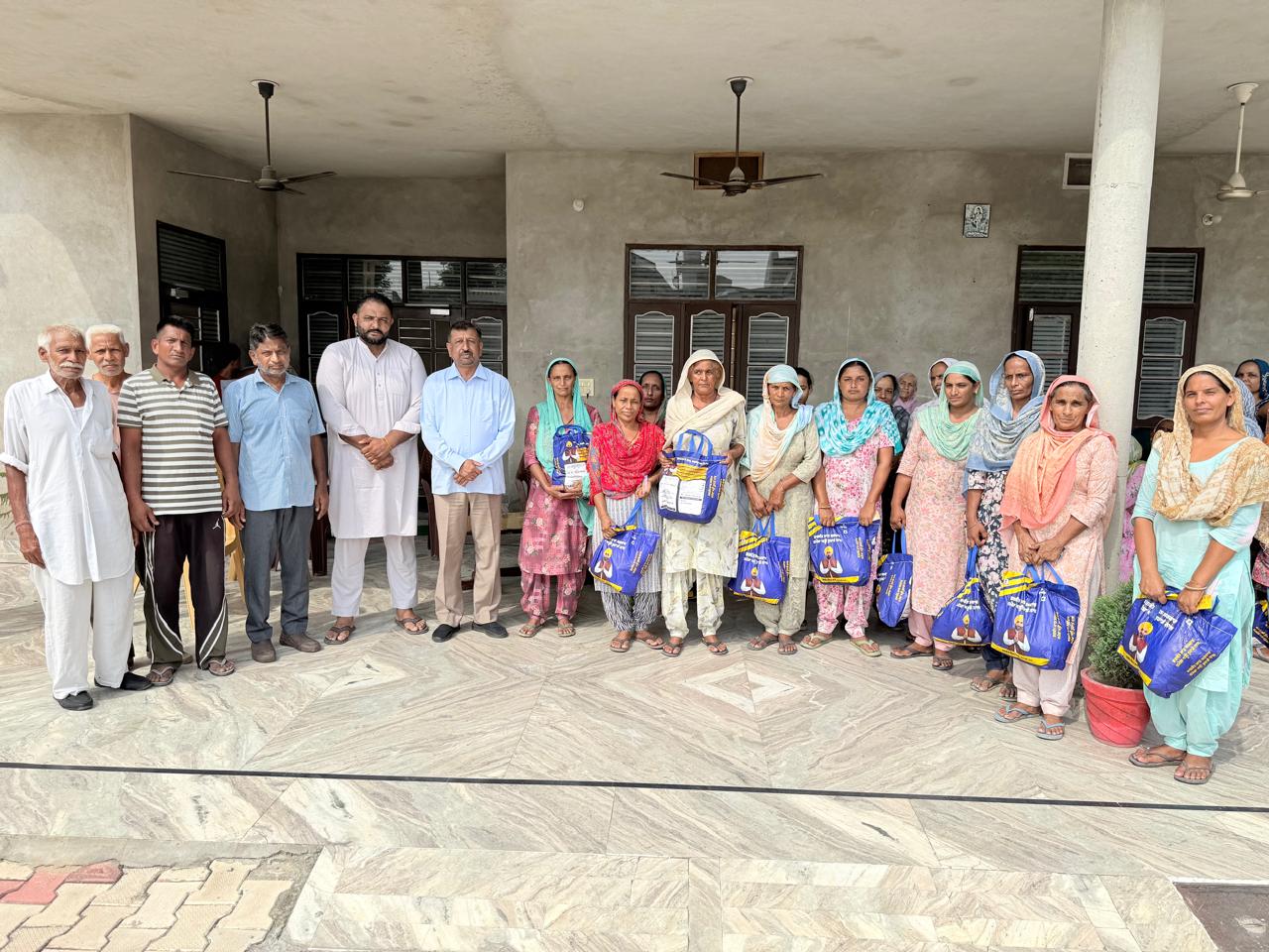 ਪਿੰਡ ਨਿੱਘੀ ‘ਆਪ’ ਆਗੂ ਅਸ਼ੋਕ ਕਟਾਰੀਆ ਨੇ ਲੋੜਵੰਦਾਂ ਨੂੰ ਵੰਡੀਆਂ ਰਾਸ਼ਨ ਕਿੱਟਾਂ ਲੋਕਾਂ ਦੀ ਭਲਾਈ ਅਤੇ ਜ਼ਰੂਰਤਾਂ ਨੂੰ ਮੁੱਖ ਰੱਖਦਿਆਂ ਚੁੱਕਿਆ ਗਿਆ ਇੱਕ ਬੇਹੱਦ ਮਹੱਤਵਪੂਰਨ ਤੇ ਸ਼ਲਾਘਾਯੋਗ ਕਦਮ